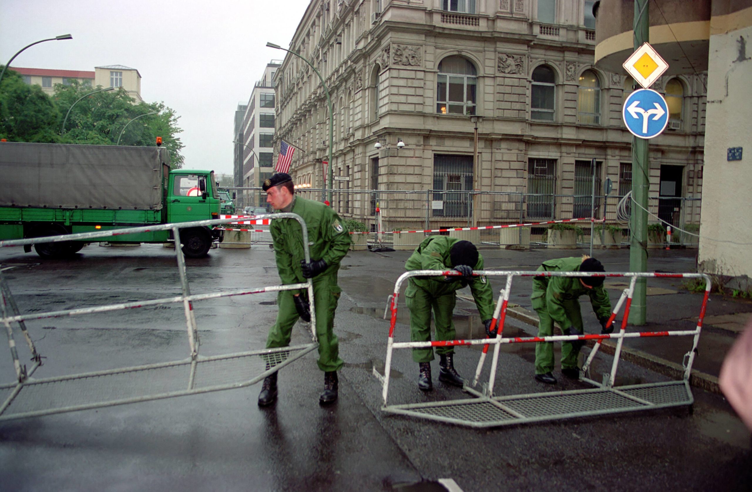 Polizei riegelt das Gelände um die US amerikanische Botschaft ab. Berlin am 11. September 2001. Foto: Imago/Seeliger