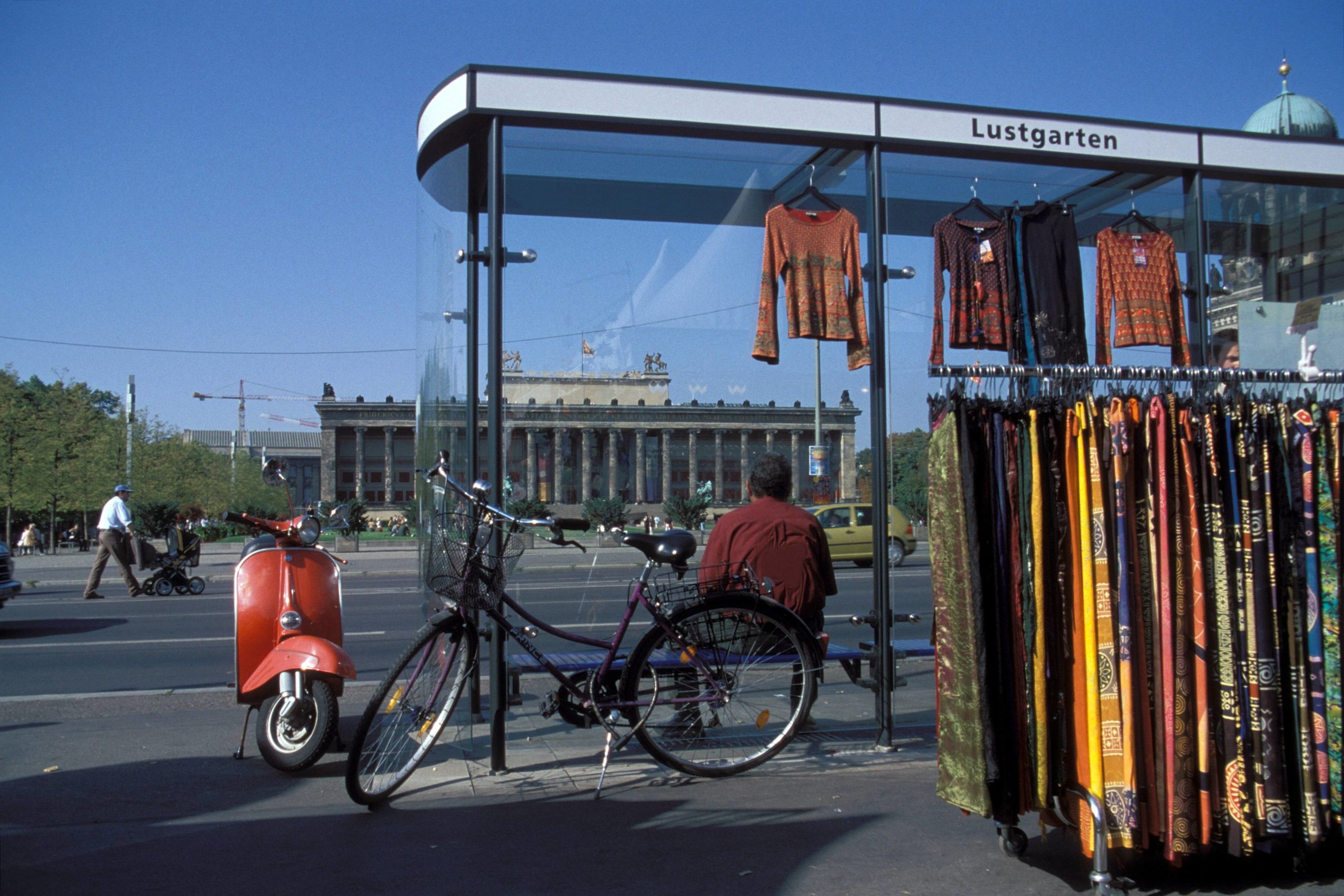Ein Händler nutzt die Bushaltestelle am Lustgarten als Kleiderständer für seine Ausstellungsstücke. Foto: Imago/Steinach