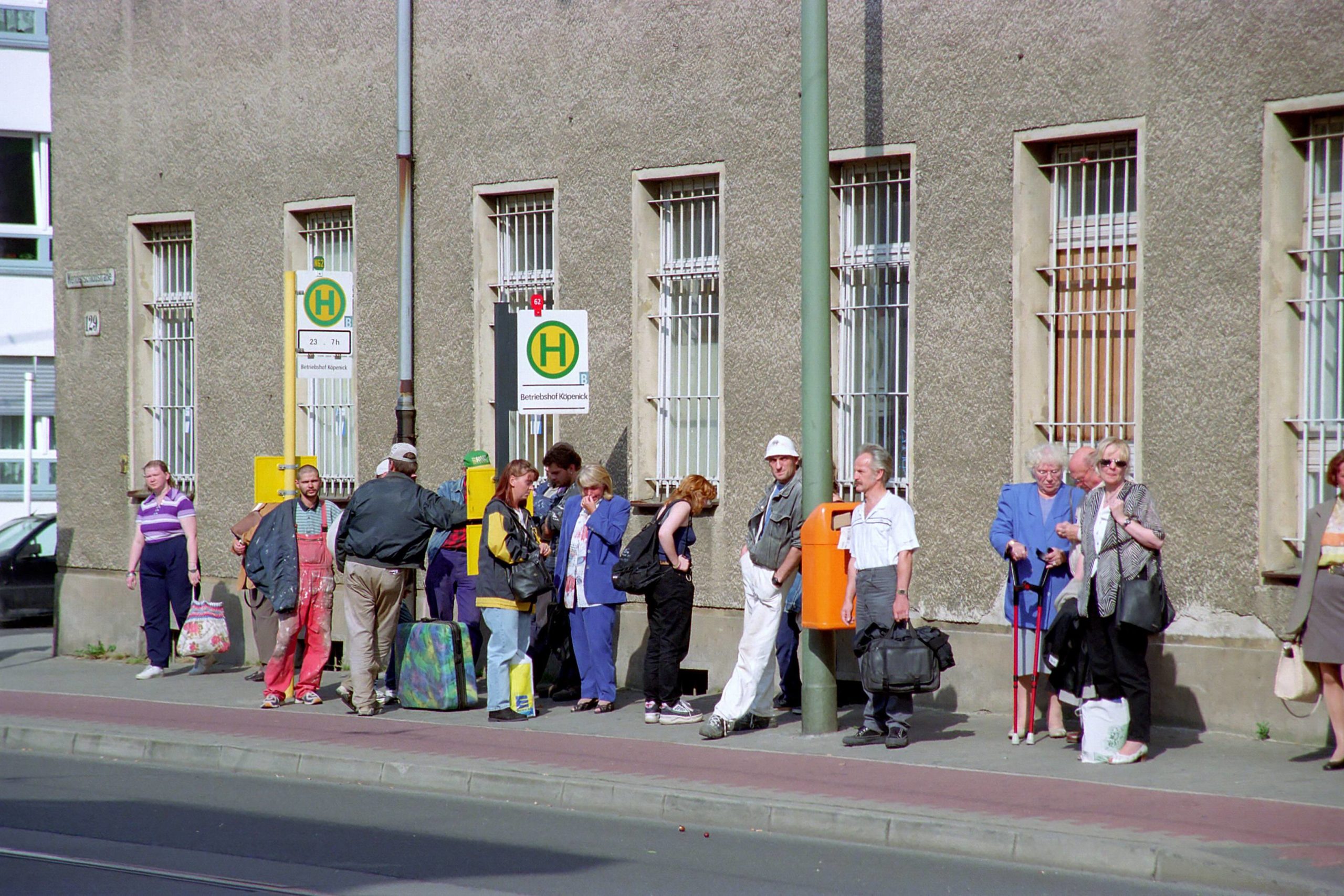 Bushaltestellen in Berlin: Wartende an einer Bushaltestelle in Köpenick, 1998. Foto: Imago/Serienlicht
