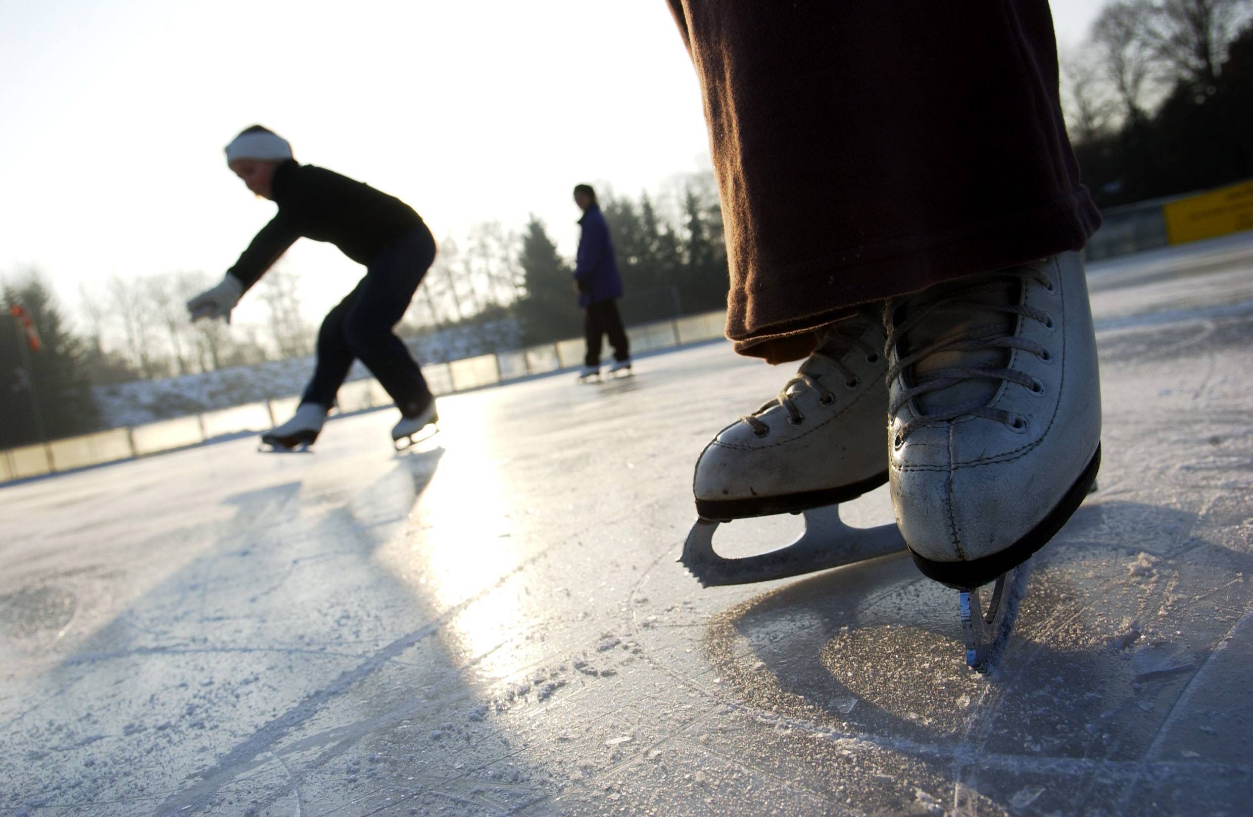 Wintersport Der Winter in Berlin bietet viele Möglichkeiten sich sportlich zu betätigen. Mehrere Eisbahnen bieten viel Platz, um an der kalten Winterluft übers Eis zu gleiten.