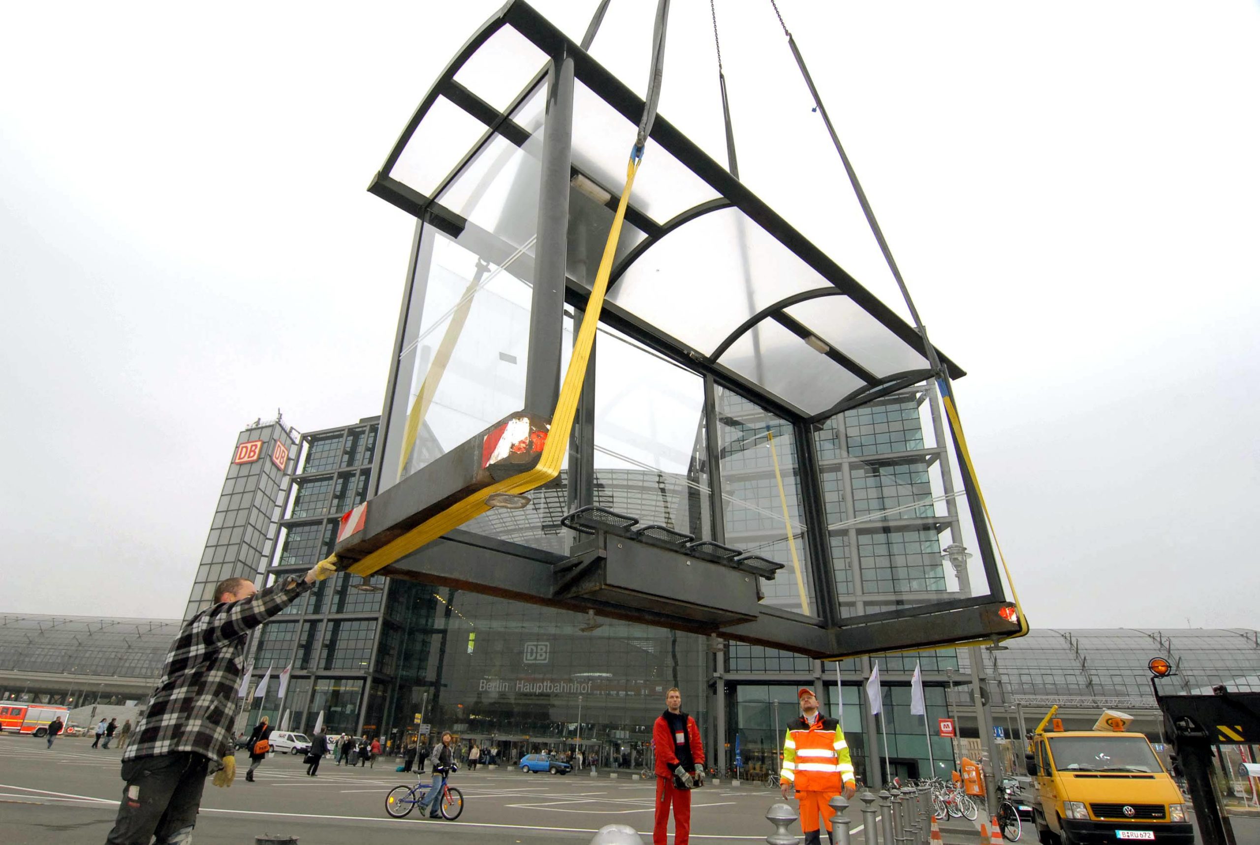 Eine Bushaltestelle wird für die Dreharbeiten zu dem Film "The International" vor dem Hauptbahnhof umgesetzt, 2007. Foto: Imago/Pemax