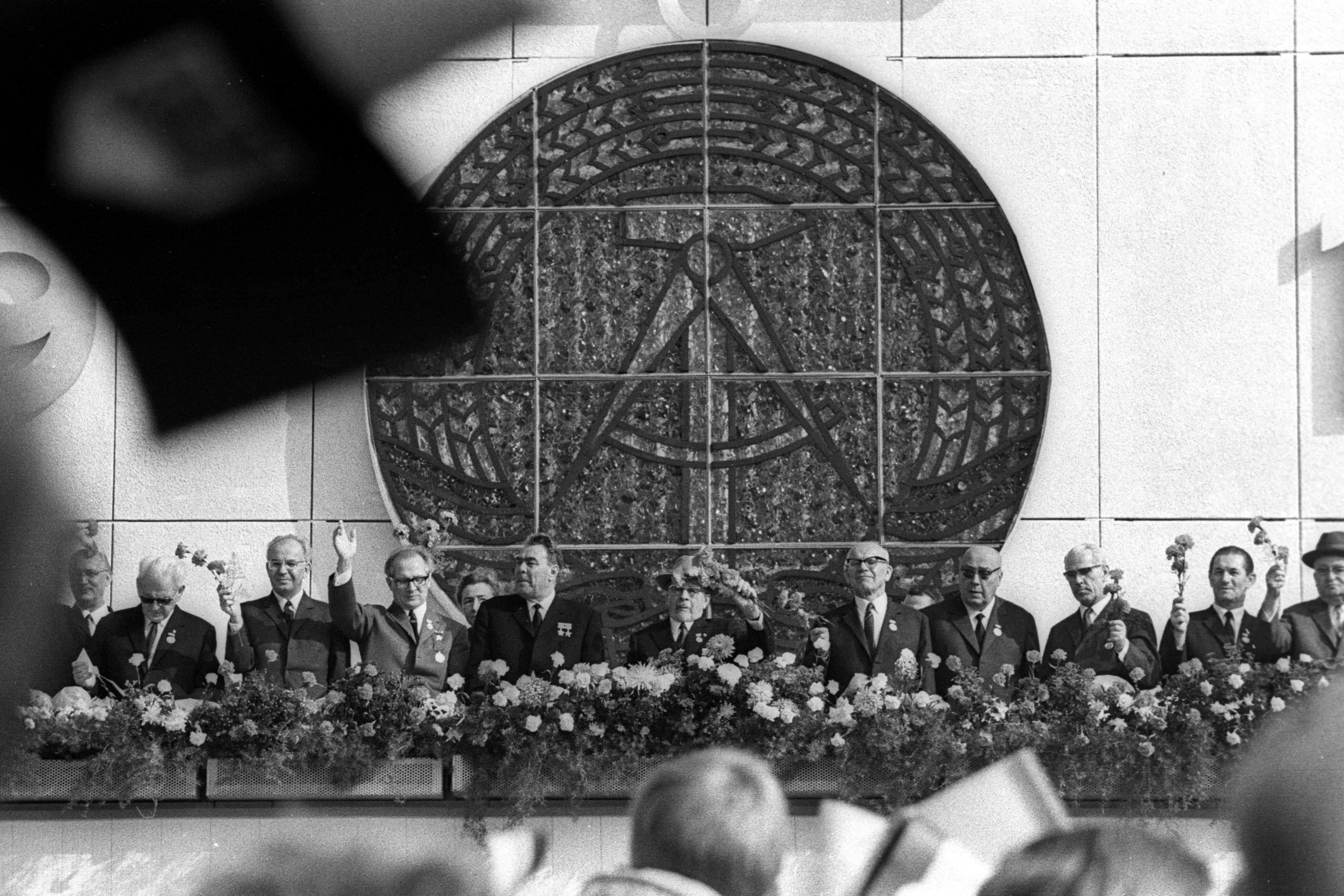 Erich Honecker, Leonid Breschnew, Walter Ulbricht (GDR/SED), Willi Stoph und Friedrich Ebert Jr. während der Feierlichkeiten anlässlich des 20. Jahrestages der DDR in Ost-Berlin, 1969. Foto: Imago/Stana
