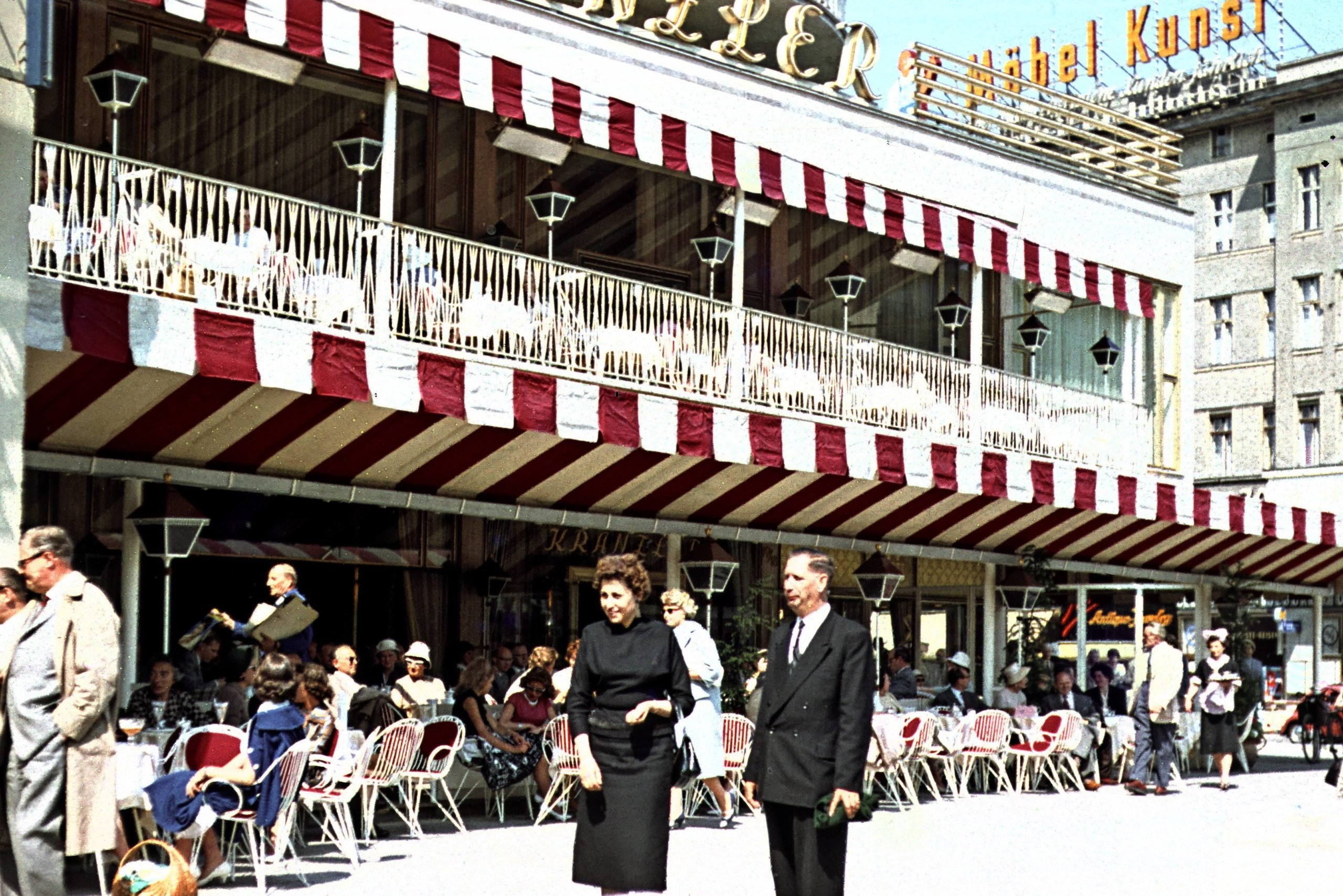 Menschen vor dem Café Kanzler am Ku’Damm, 1956. Foto: Imago/Ralph Peters