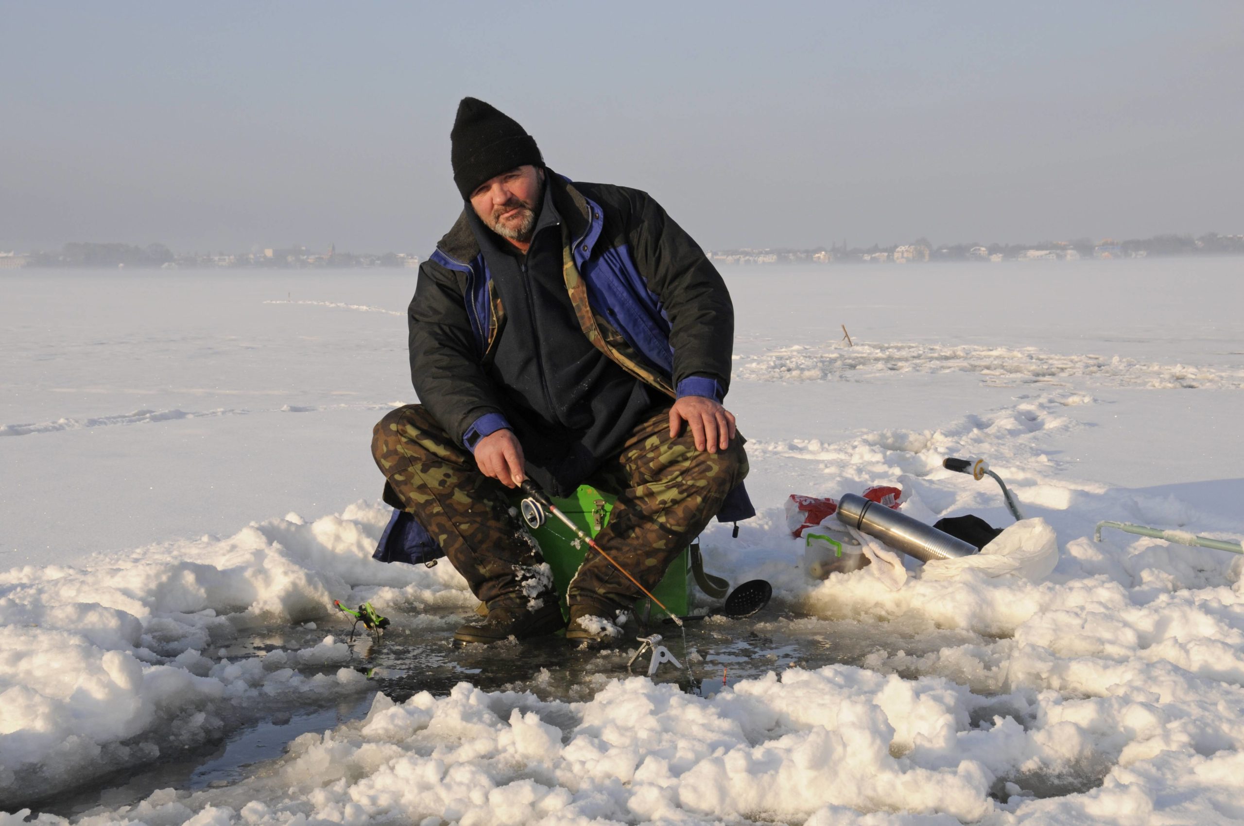 Wintersport Wer Lust hat aufs Fischen an der eiskalten Winterluft, kann in Berlin einen Angelschein nur fürs Eisangeln an einem bestimmten Gewässer machen. 