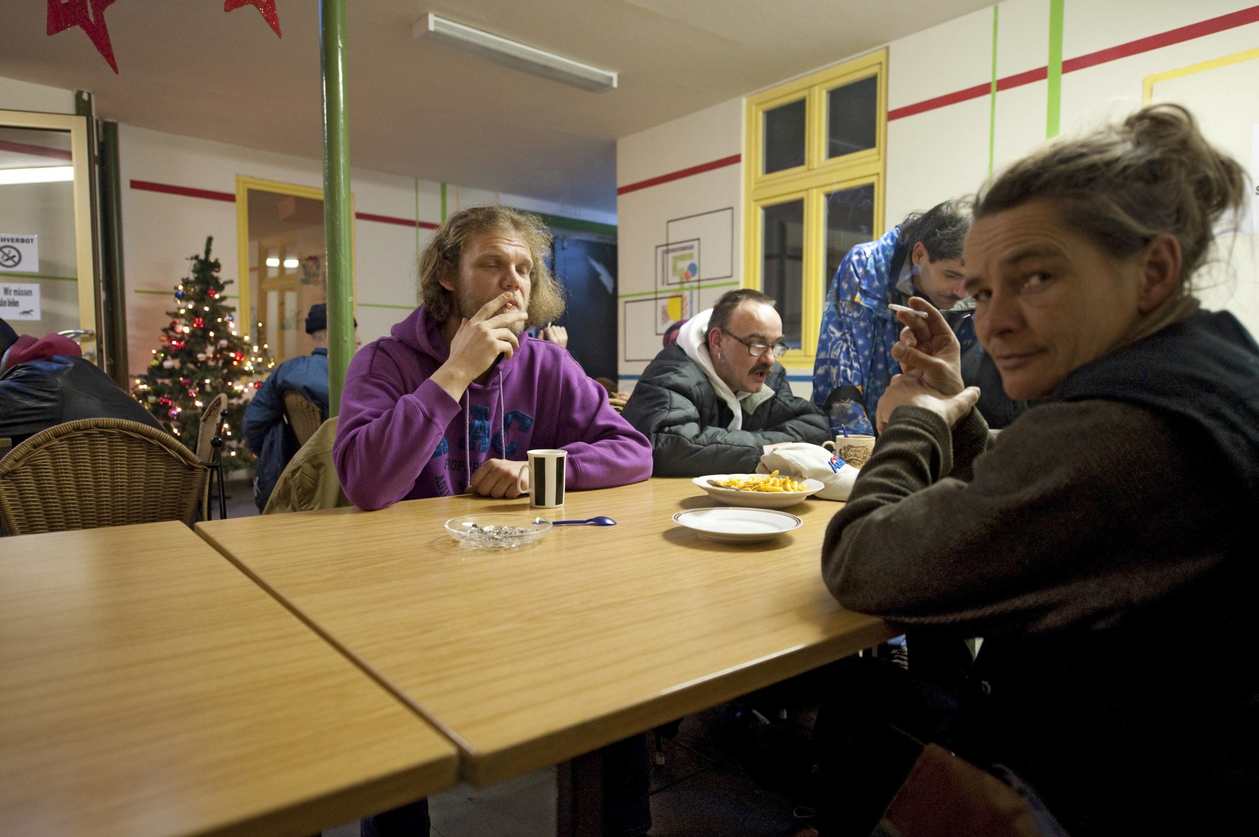 Obdachlose im Kaffee Bankrott in Prenzlauer Berg, 2009. Foto: Imago/epd  