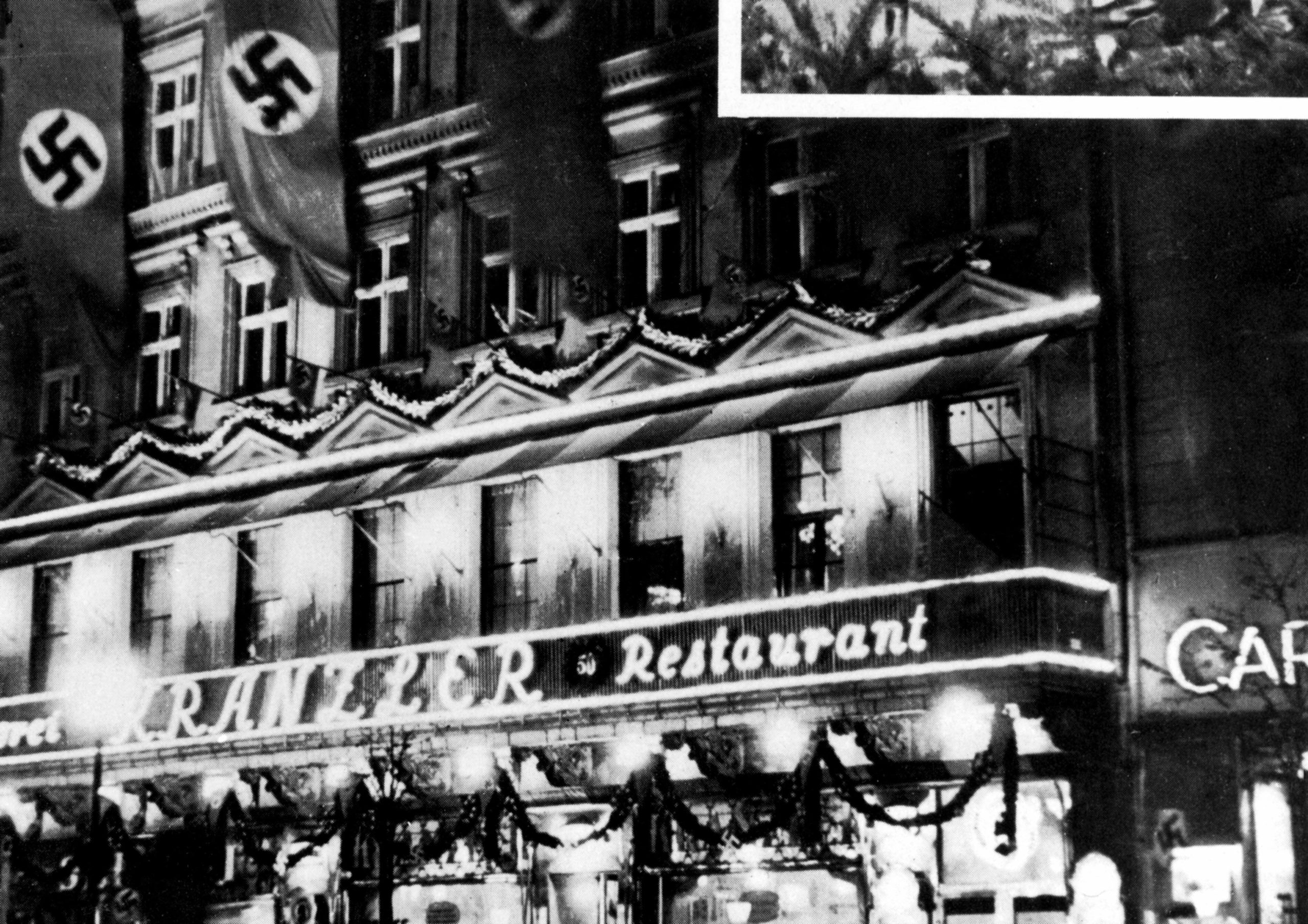 Berliner Cafés: Hakenkreuzfahnen über dem Kranzler. Foto: Imago/United Archives International