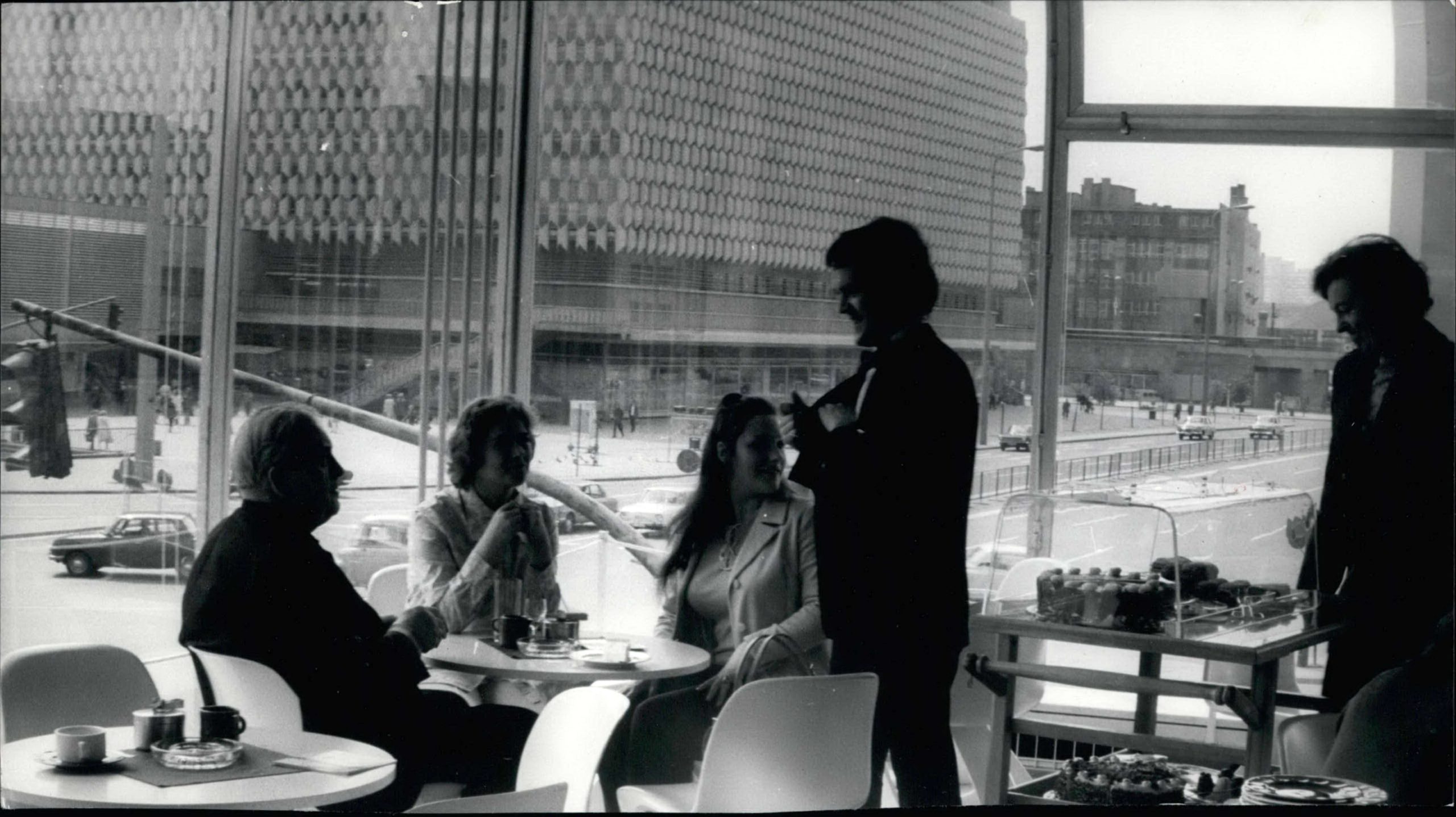 Gediegen ein Käffchen am Alex trinken im Pressecafé, 1974. Foto: Imago/Zuma/Keystone
