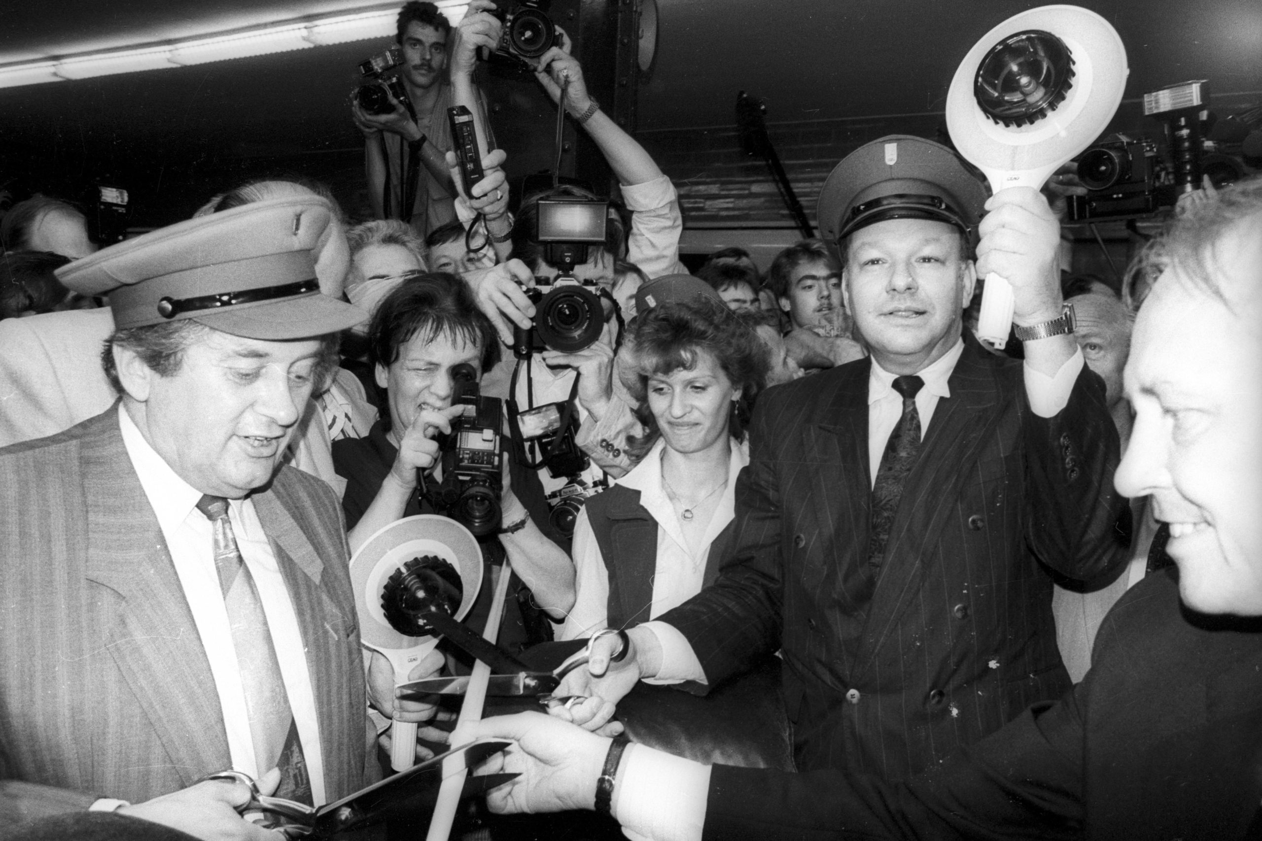 Die beiden Bürgermeister Tino Schwierzina (Ost-Berlin) und Walter Momper (West-Berlin) bei der Wiedereröffnung der U-Bahnlinie 8 am 1. September 1990. Foto: Imago/Bernd Friedel