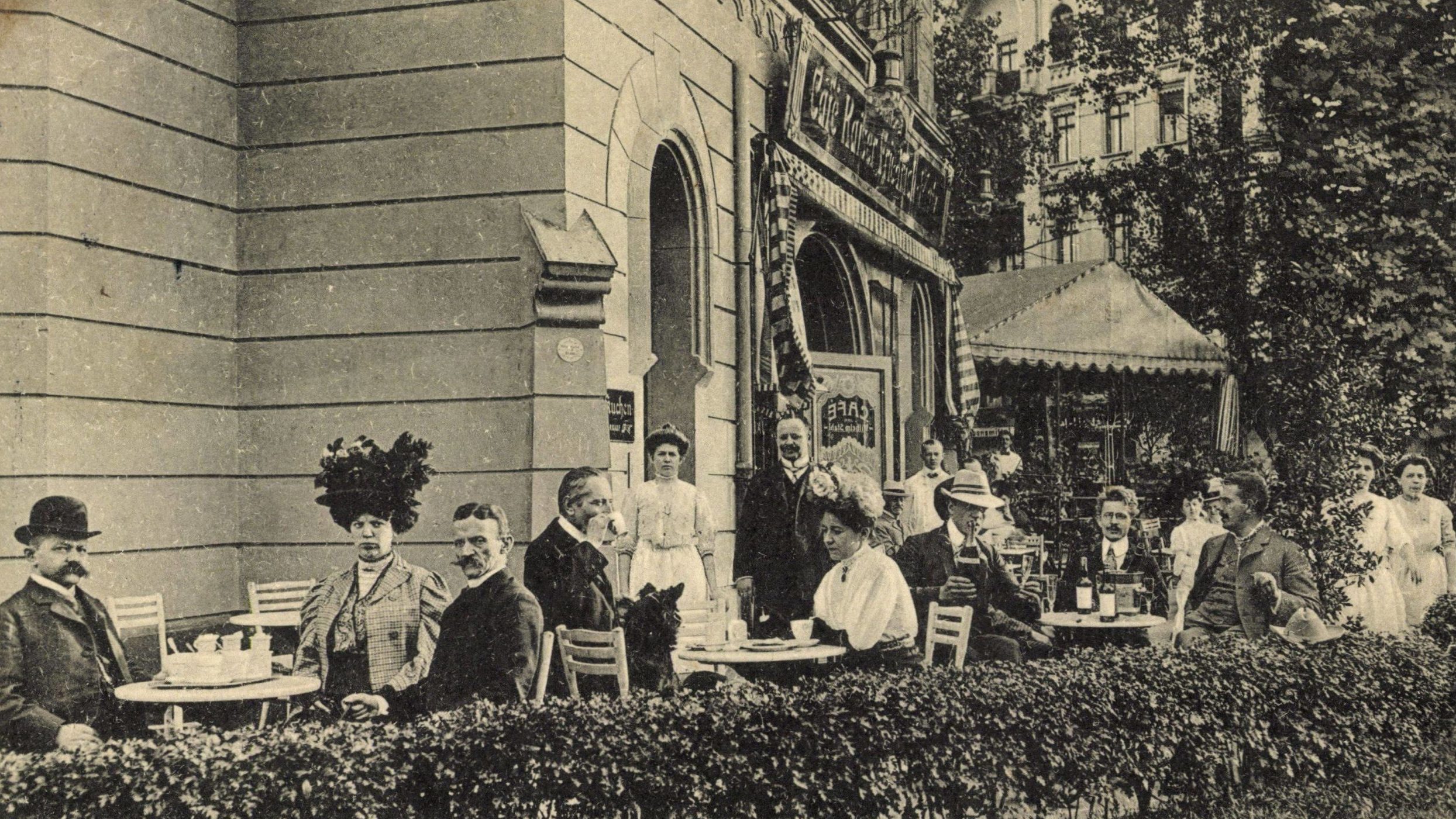 So trank man seinen Kaffee um 1910 in Kreuzberg. Conditorei und Café am Kaiser-Friedrich-Platz, Hasenheide. Foto: Imago/Arkivi 