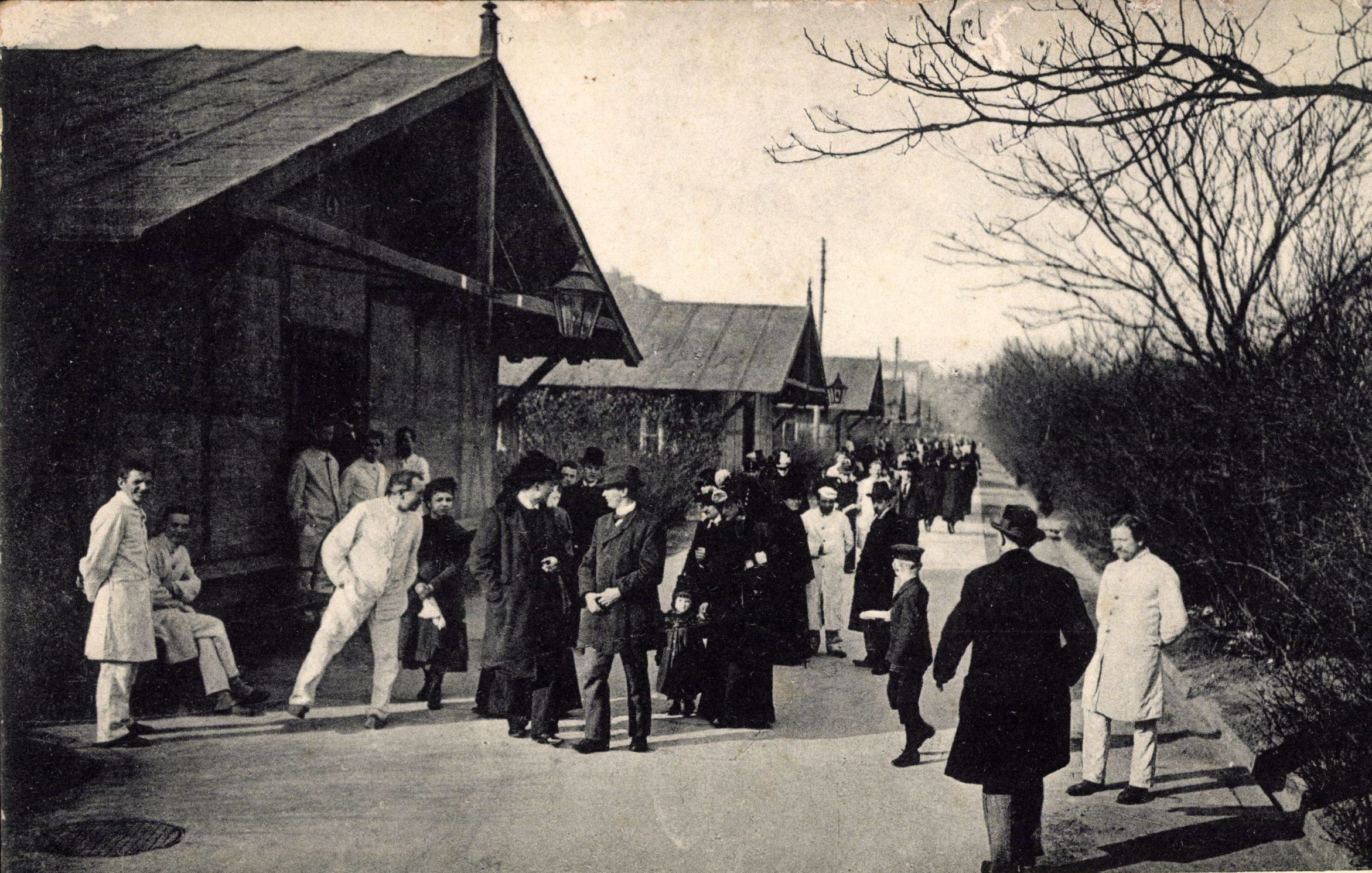 Passanten in Moabit, vor dem städtischen Krankenhaus. Foto: Imago/Arkivi
