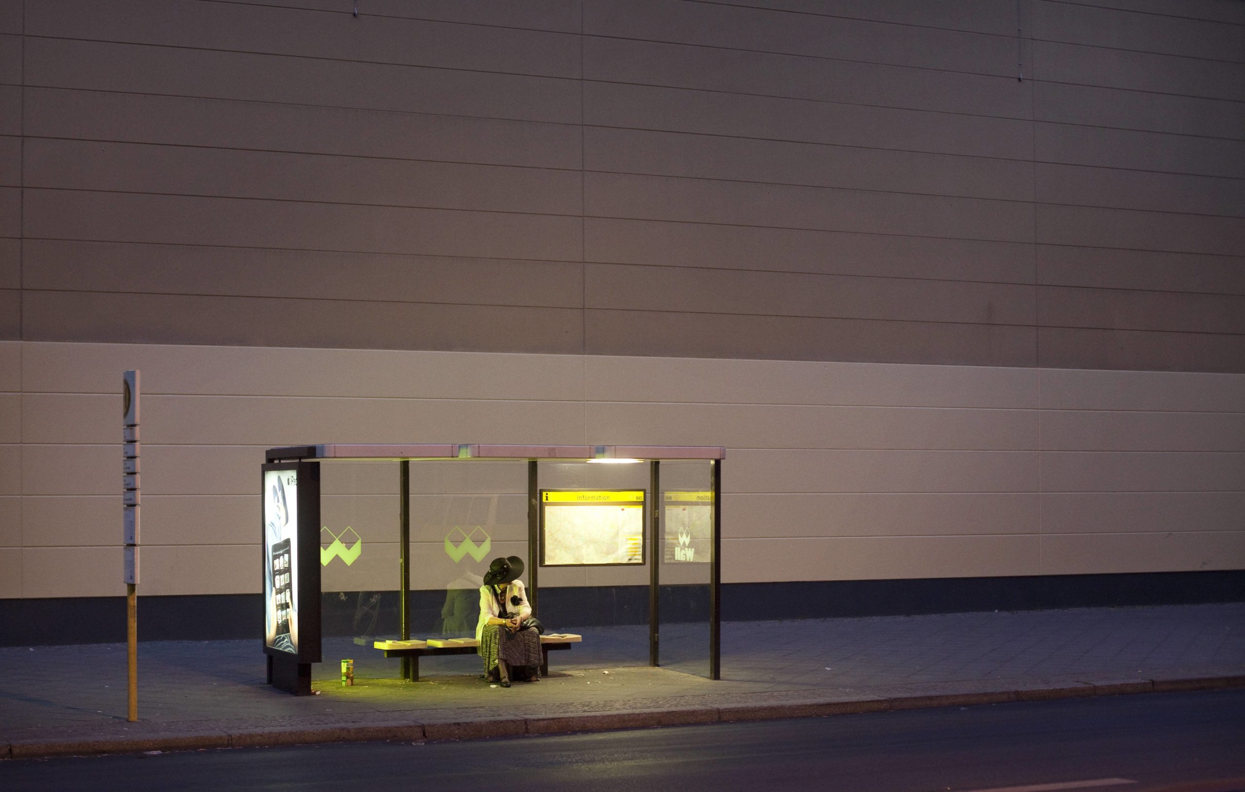 Bushaltestellen in Berlin: Eine in einer Bushaltestelle in Treptow. Foto: Imago/Thomas Trutschel/Photothek