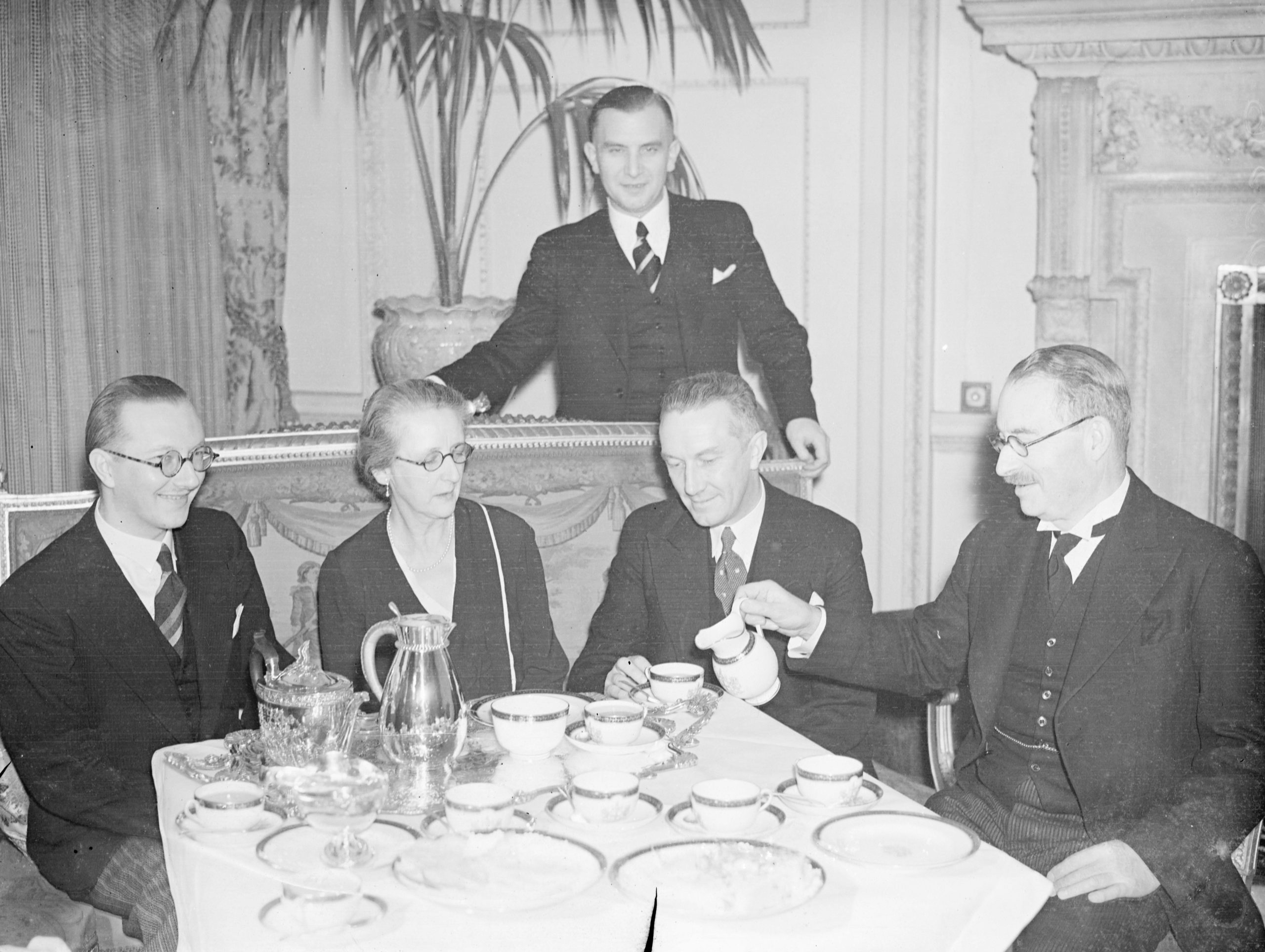 Berlins Oberbürgermeister Julius Lippert (NSDAP) zu Besuch in London bei seinem Londoner Amtskollegen Sir Harry Twyford , 1938. Foto: Imago/United Archives International
