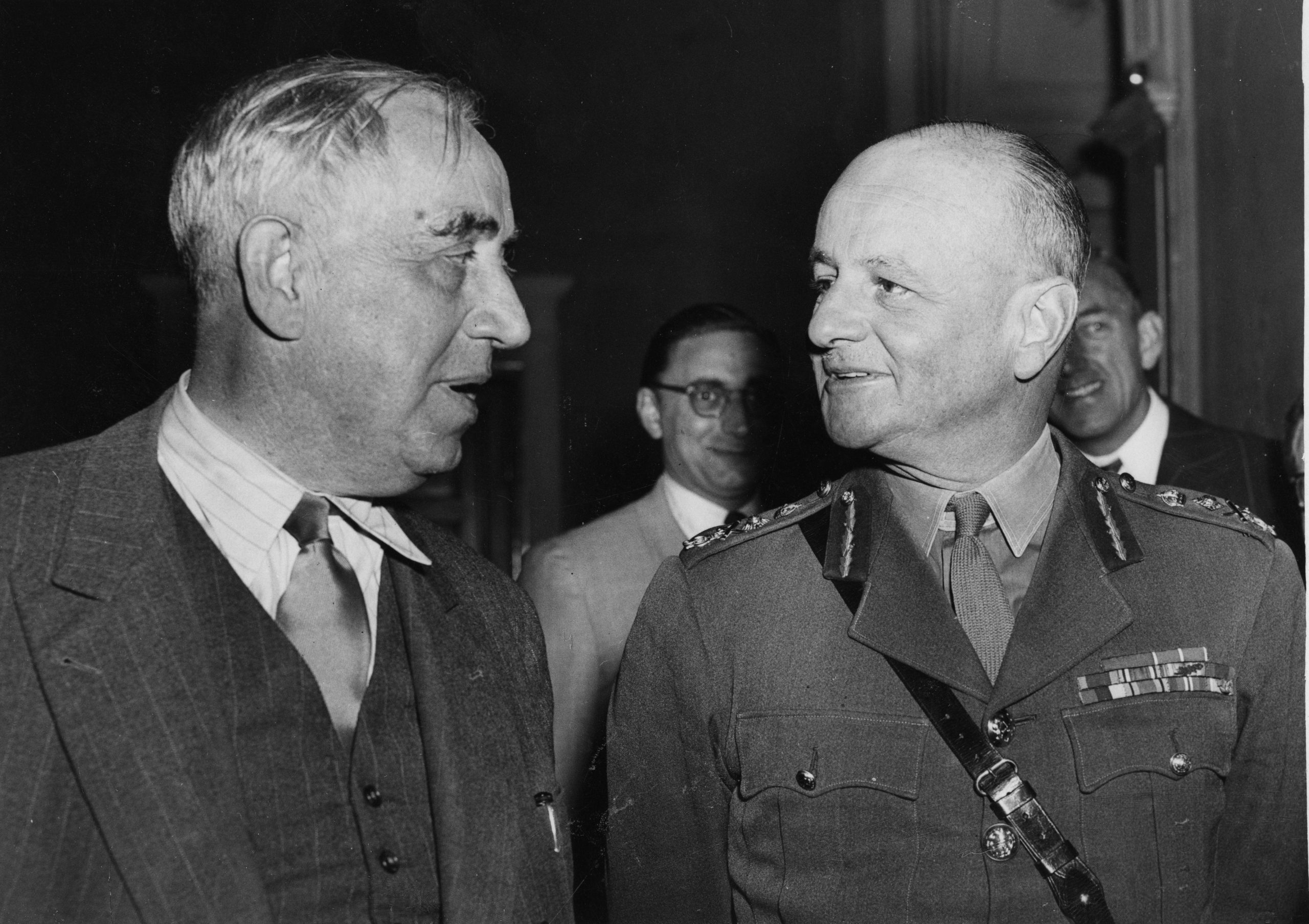 Der britische General Sir Frank E. W. Simpson (rechts) und Berlins Regierender Bürgermeister Ernst Reuter, 1952. Foto: Imago/United Archives International