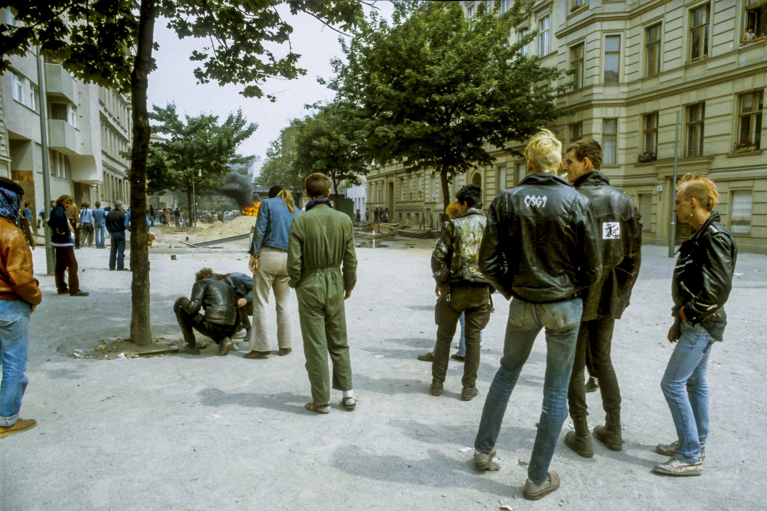 Punks auf dem Nollendorfplatz, im Hintergrund brennt eine Barrikade. Foto: Imago/Michael Hughes