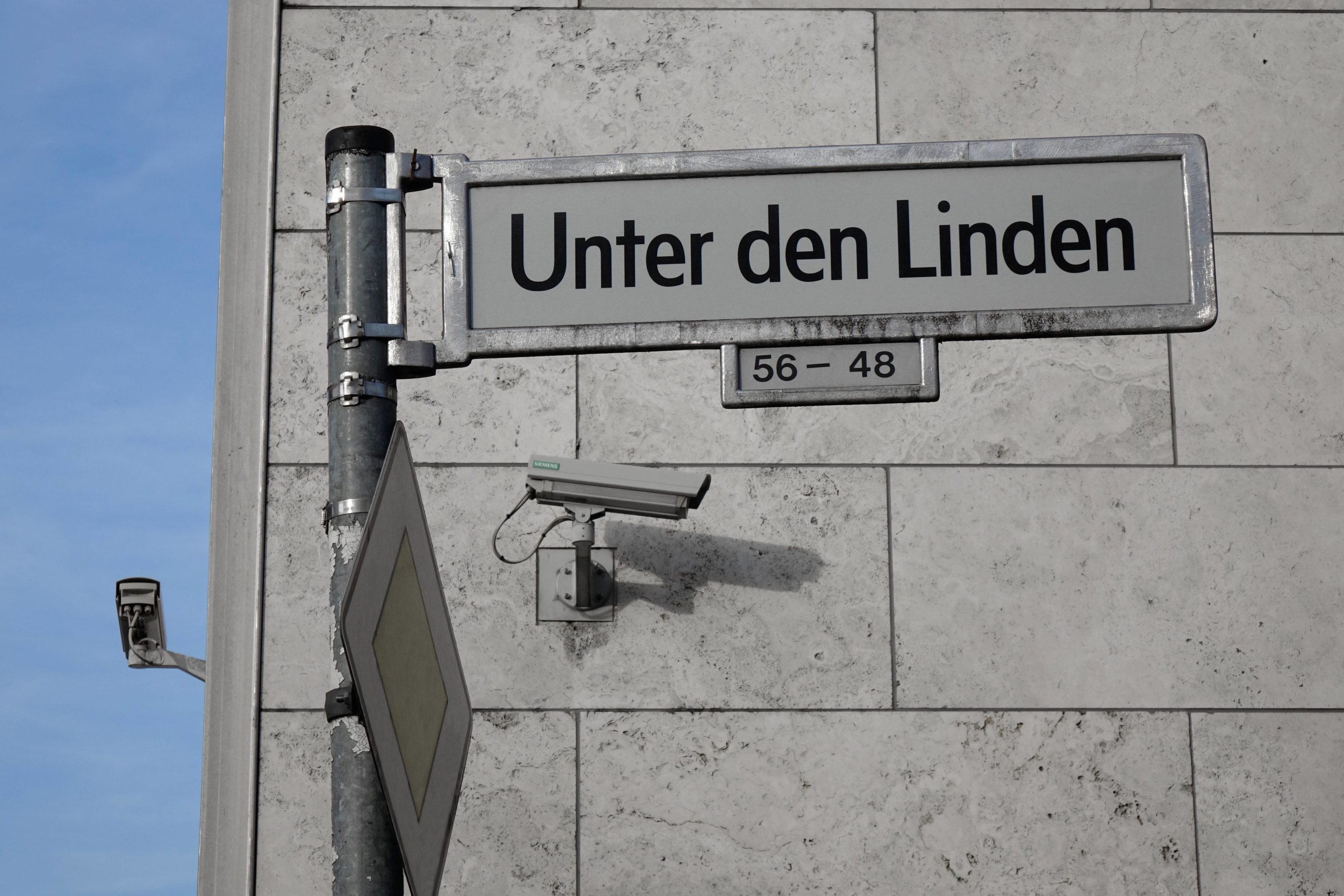 Das Otto-Wels-Haus Unter den Linden gehört zum Bundestag, Kameras sind hier unverzichtbar. Im Wahlprogramm der CDU soll Berlin aber deutlich mehr Videoüberwachung erhalten. Foto: Imago/Steinach