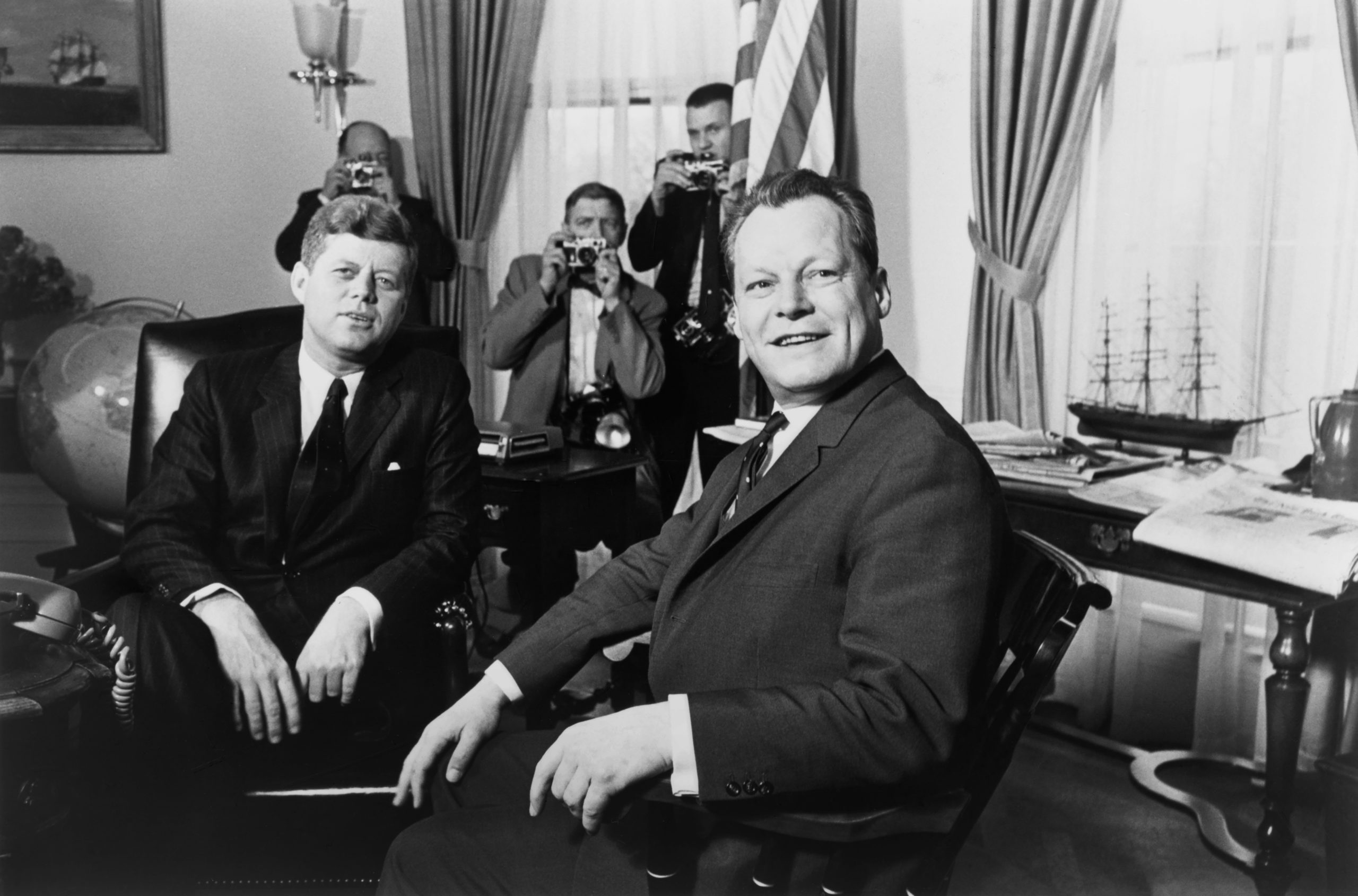 US-Präsident John F. Kennedy und der Regierende Bürgermeister von Berlin Willy Brandt im Weißen Haus, 1961. Foto: Imago/Glasshouseimages