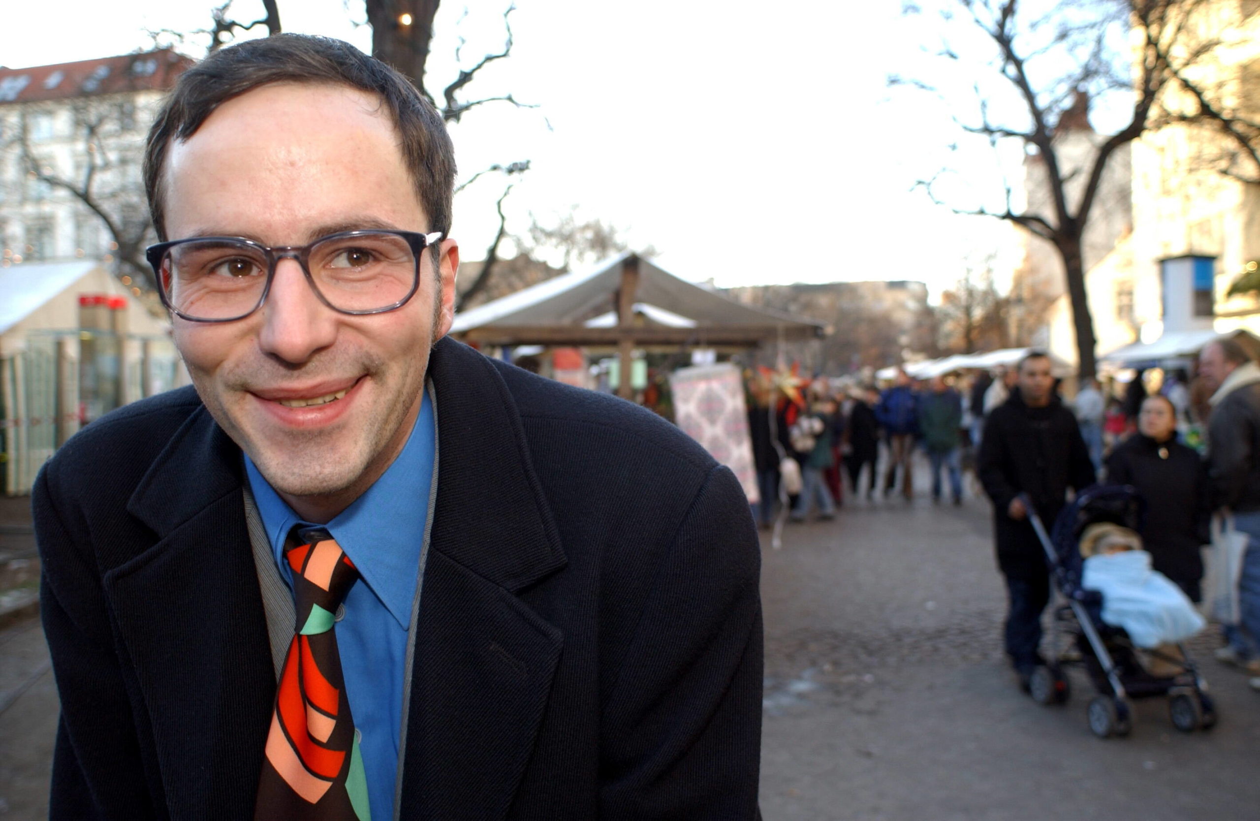 Brillenträger Berlin: Der Comedian Kurt Krömer auf dem Neuköllner Weihnachtsmarkt auf dem Richardplatz. Foto: Imago/Brigani-Art