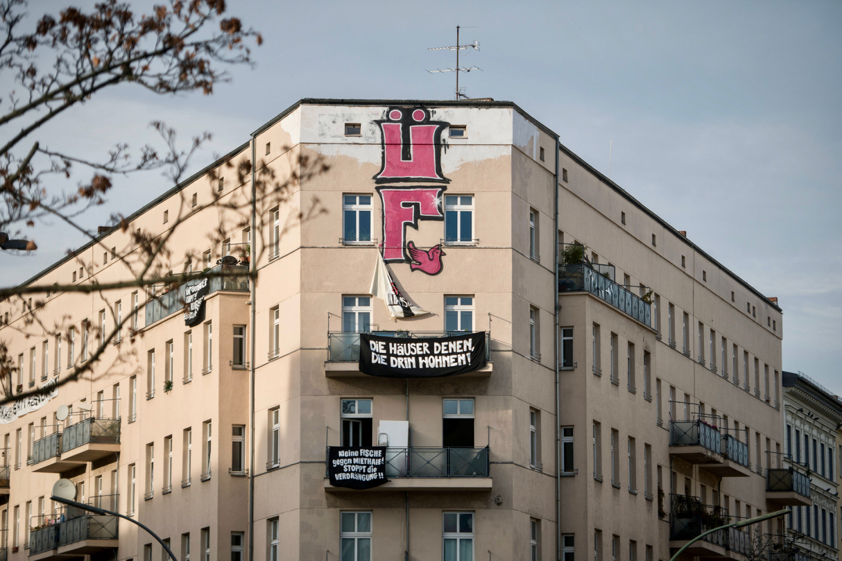 "Die Häuser denen, die drin wohnen!" – zum Wahlprogramm der Linken gehört auch die Vergesellschaftung große Immobilienkonzerne. Foto: Imago/Bildgehege