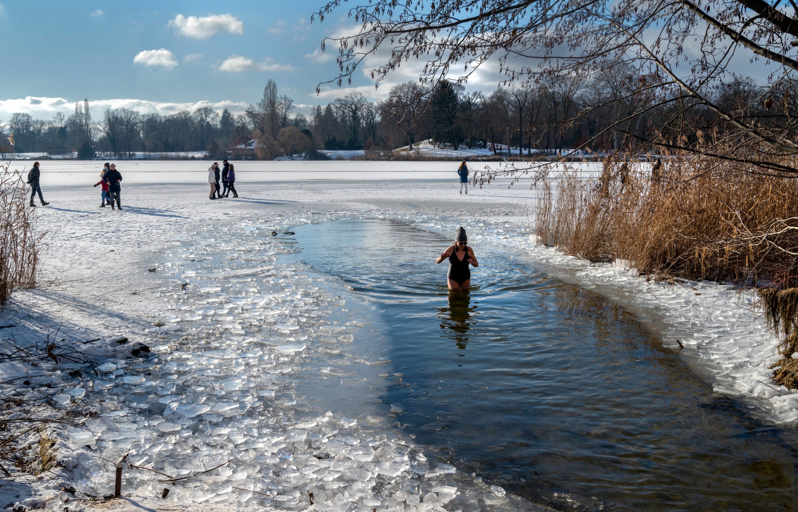 Wintersport Eisbaden im zugefrorenen Heiligen See in Potsdam: Anfänger:innen sollten sich unter allen Umständen einer erfahrenen Gruppe von Eisbadern anschließen.