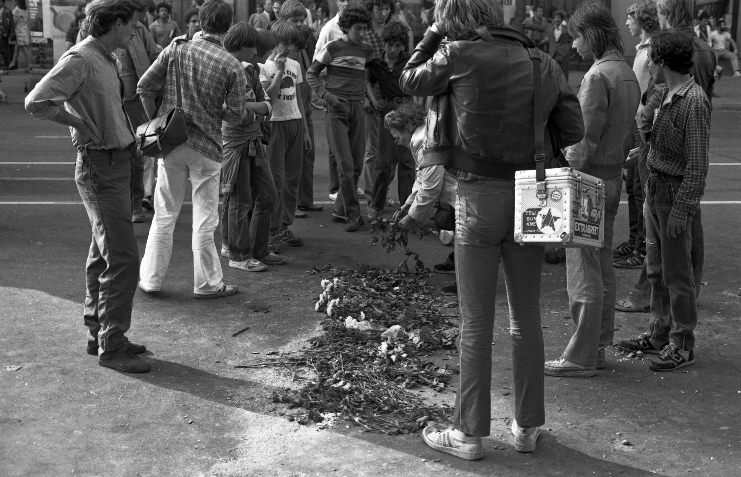 Trauernde an der Unfallstelle von Klaus-Jürgen Rattay, Potsdamer Straße, 22.9.1981. Foto: Imago/Matthias Reichelt