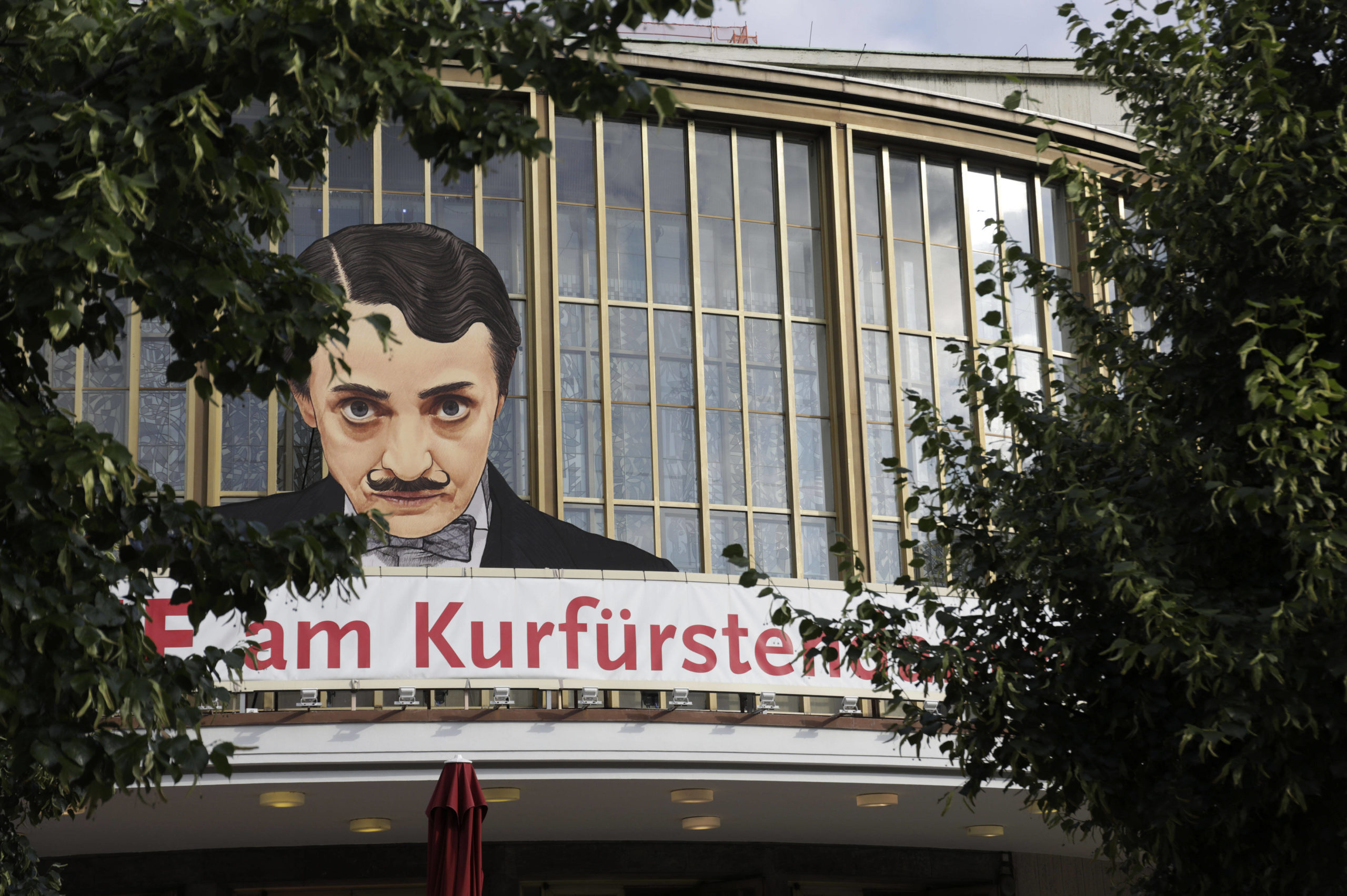 Die Komödie am Kurfürstendamm spielt zeitweise im Exil, die Bühne befindet sich im Schiller-Theater. Foto: Imago/Future Image