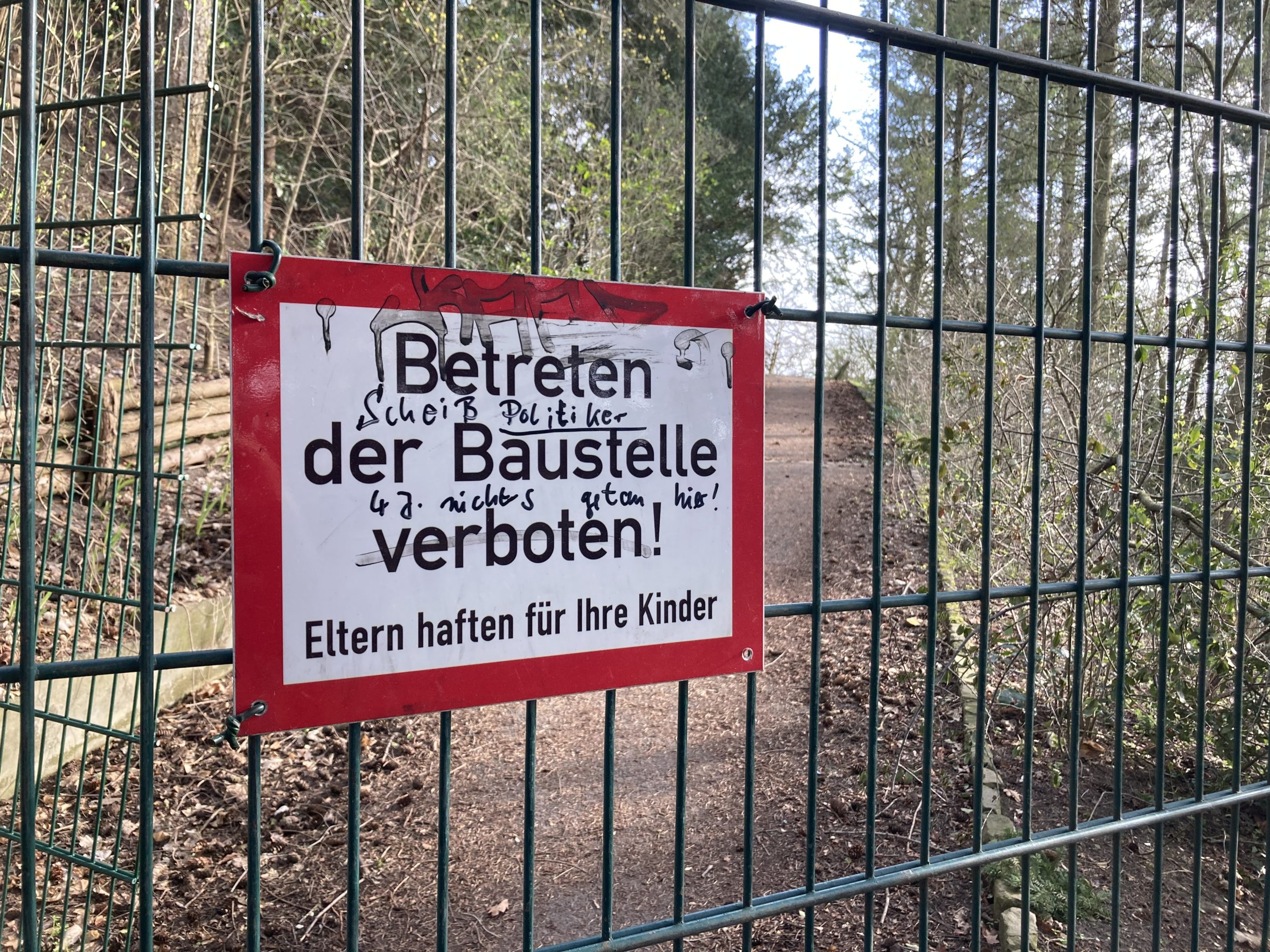 Betreten verboten! Das Schild am vesperrten Zugang zur Marienhöhe hat jemand ergänzt: "Scheiß Politiker, vier Jahre nichts getan hier!". Foto: Jacek Slaski