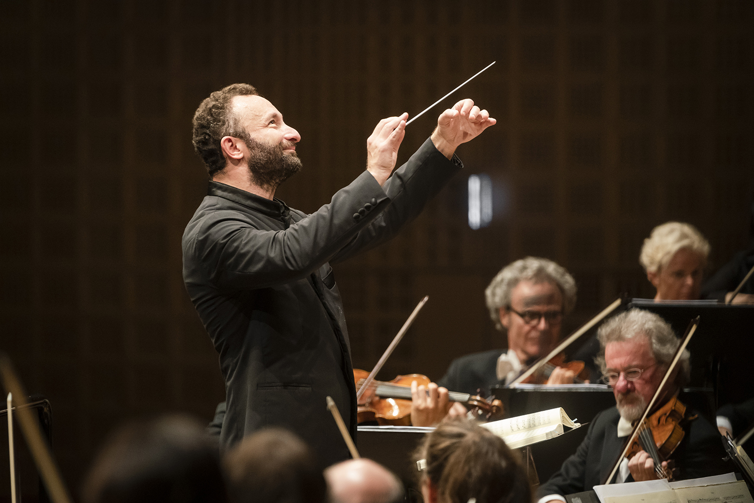 Der Dirigent Kirill Petrenko verzaubert das Publikum beim Familienkonzert der Berliner Philharmoniker. Foto: Stephan Rabold