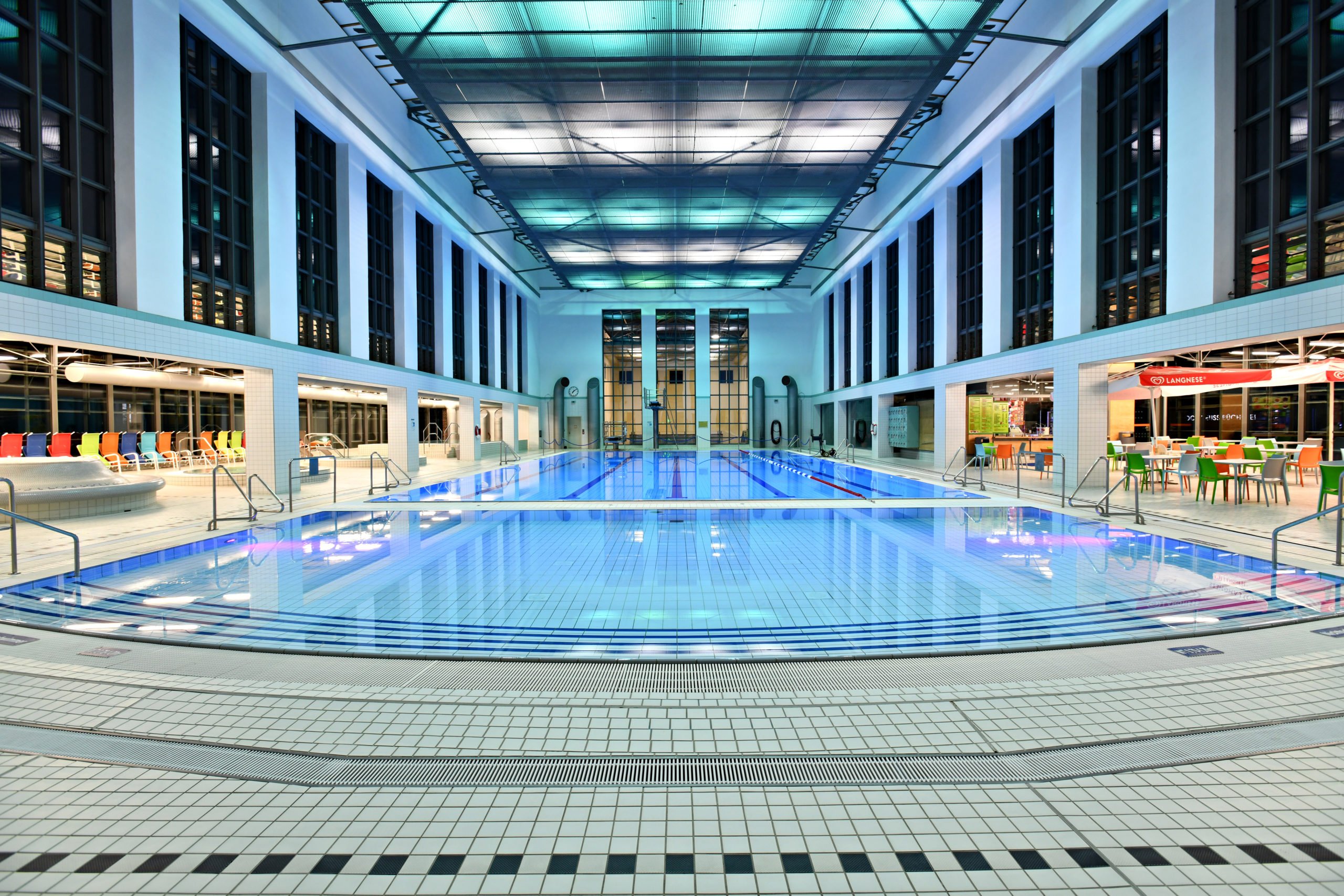 schwimmen Berlin Das Stadtbad Schöneberg wurde zuletzt 2019 saniert und ist rein für den privaten Badebetrieb gedacht.