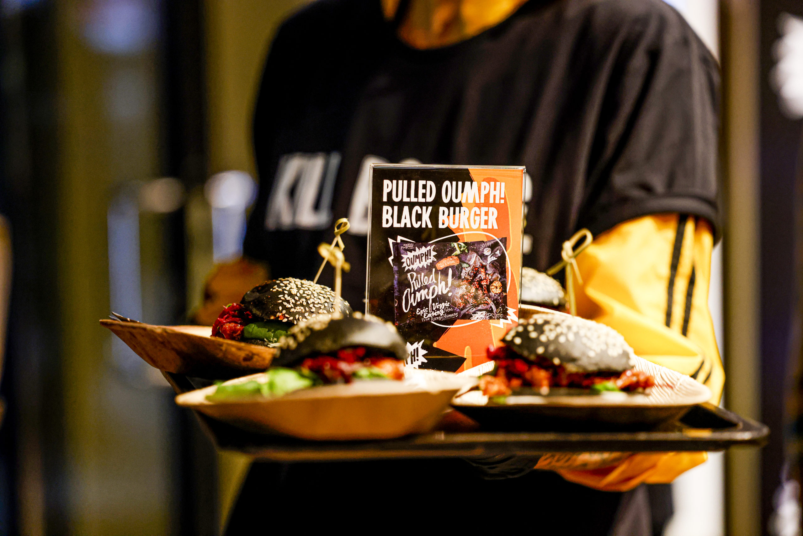 Der Pulled Oumph! Black Burger gehört zu den Signature Dishes des schwedischen Unternehmens. Foto: Getty Images/Isa Foltin