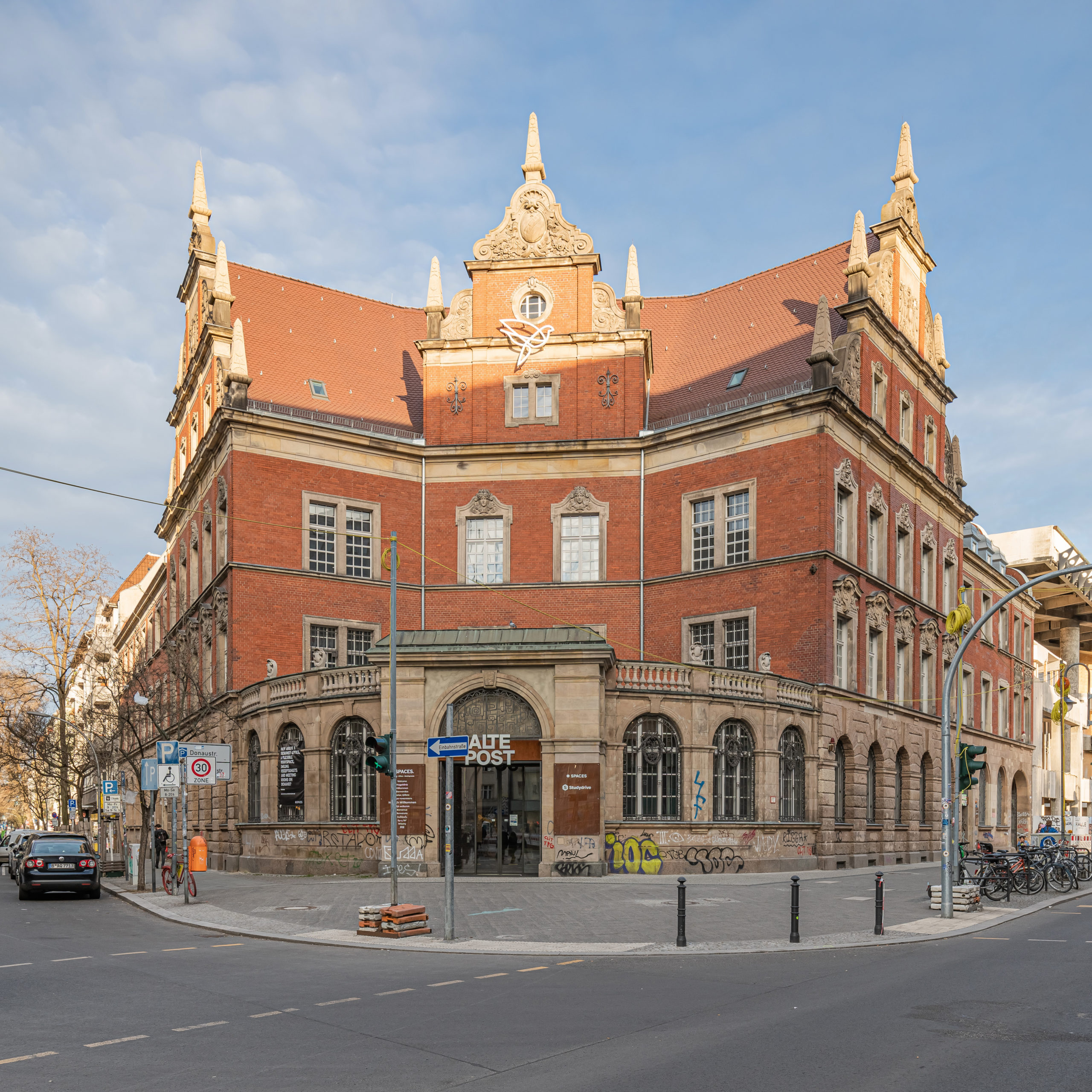 An der Neuköllner Karl-Marx-Straße steht ein beeindruckendes Postgebäude im Neorenaissance-Stil. Foto: A.Savin (Wikimedia Commons, WikiPhotoSpace), FAL