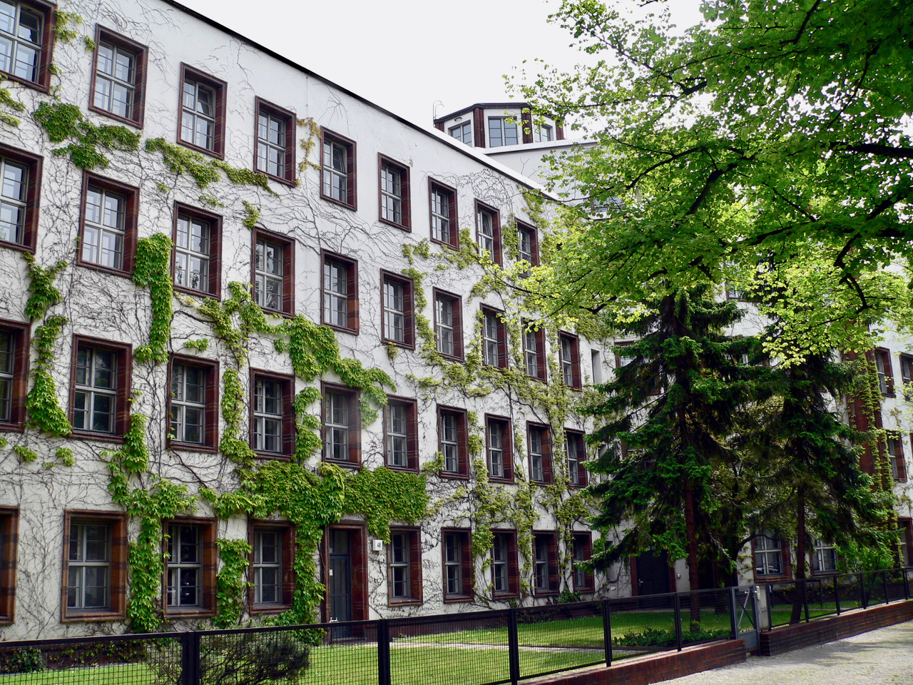 Die Oberpostdirektion ist ein eher unbekanntes Berliner Baudenkmal, dabei ist das ehemalige Postgebäude architektonisch eindrucksvoll. Foto: Fridolin freudenfett (Peter Kuley), CC BY-SA 3.0, Wikimedia Commons