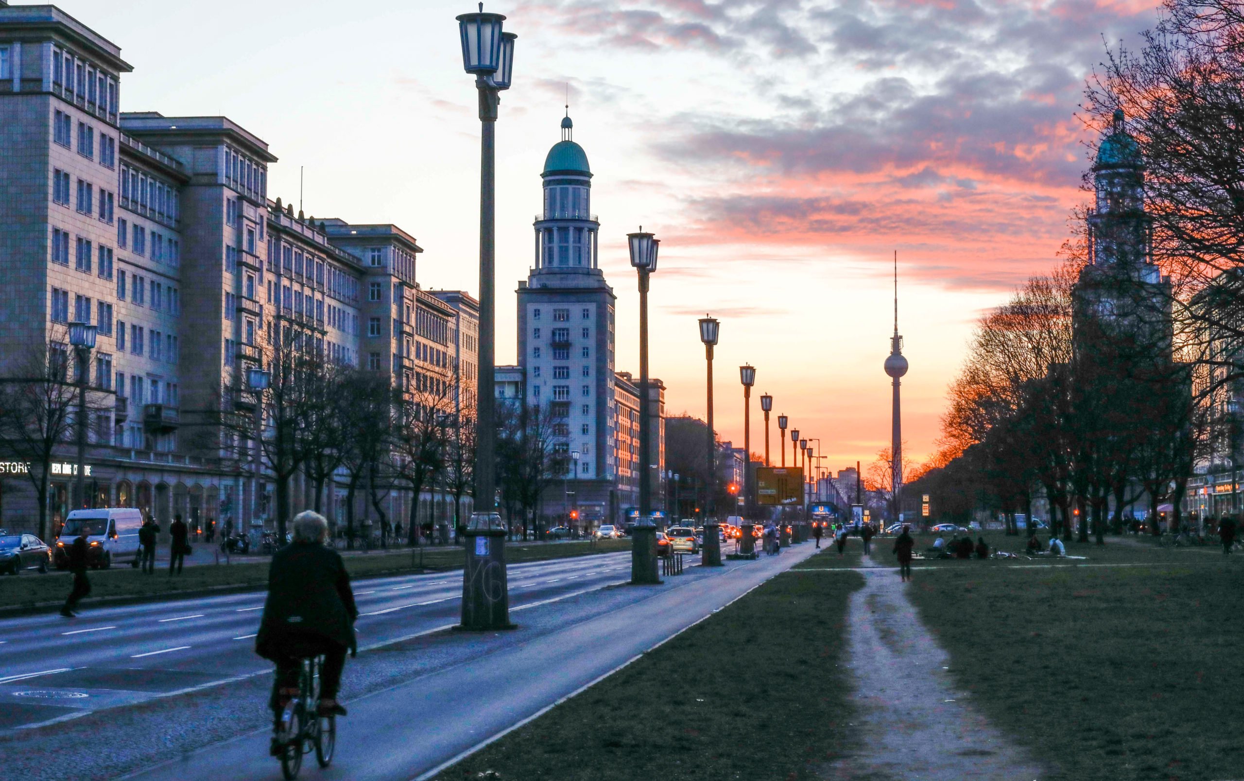 schöne Straßen in Berlin Pracht-Boulevard zwischen Friedrichshain und Mitte: Wenn sich bei Sonnenuntergang die Skyline zwischen den Türmen an der Frankfurter Allee abzeichnet, ist der Anblick einfach atemberaubend.
