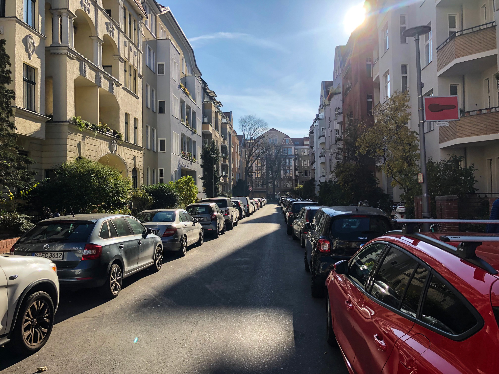 schöne Straßen in Berlin Auf den ersten Blick mag die Bozener Straße wie viele andere Straßen in Schöneberg aussehen. In der ruhigen Straße sind die schönen Gründerzeitfassaden jedoch fast restlos erhalten geblieben.
