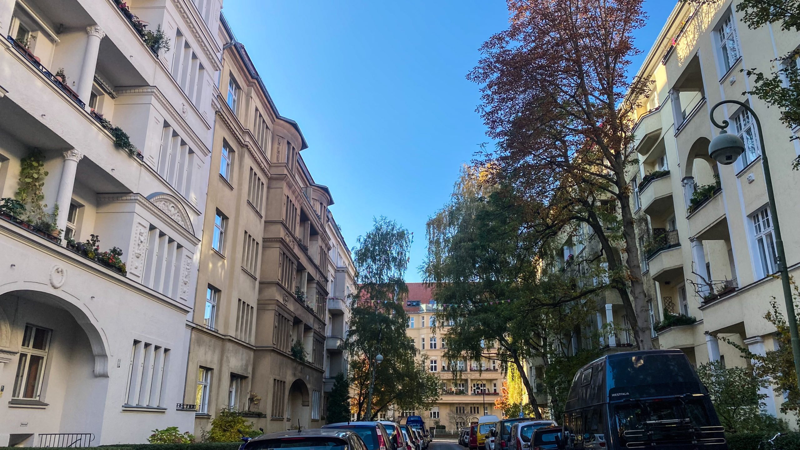 schöne Straßen in Berlin Schöne Altbaufassaden in Terracotta-Tönen: Die Burgherrenstraße in Tempelhof prseäntiert sich ruhig und etwas versteckt unweit vom stark befahrenen Tempelhofer Damm.