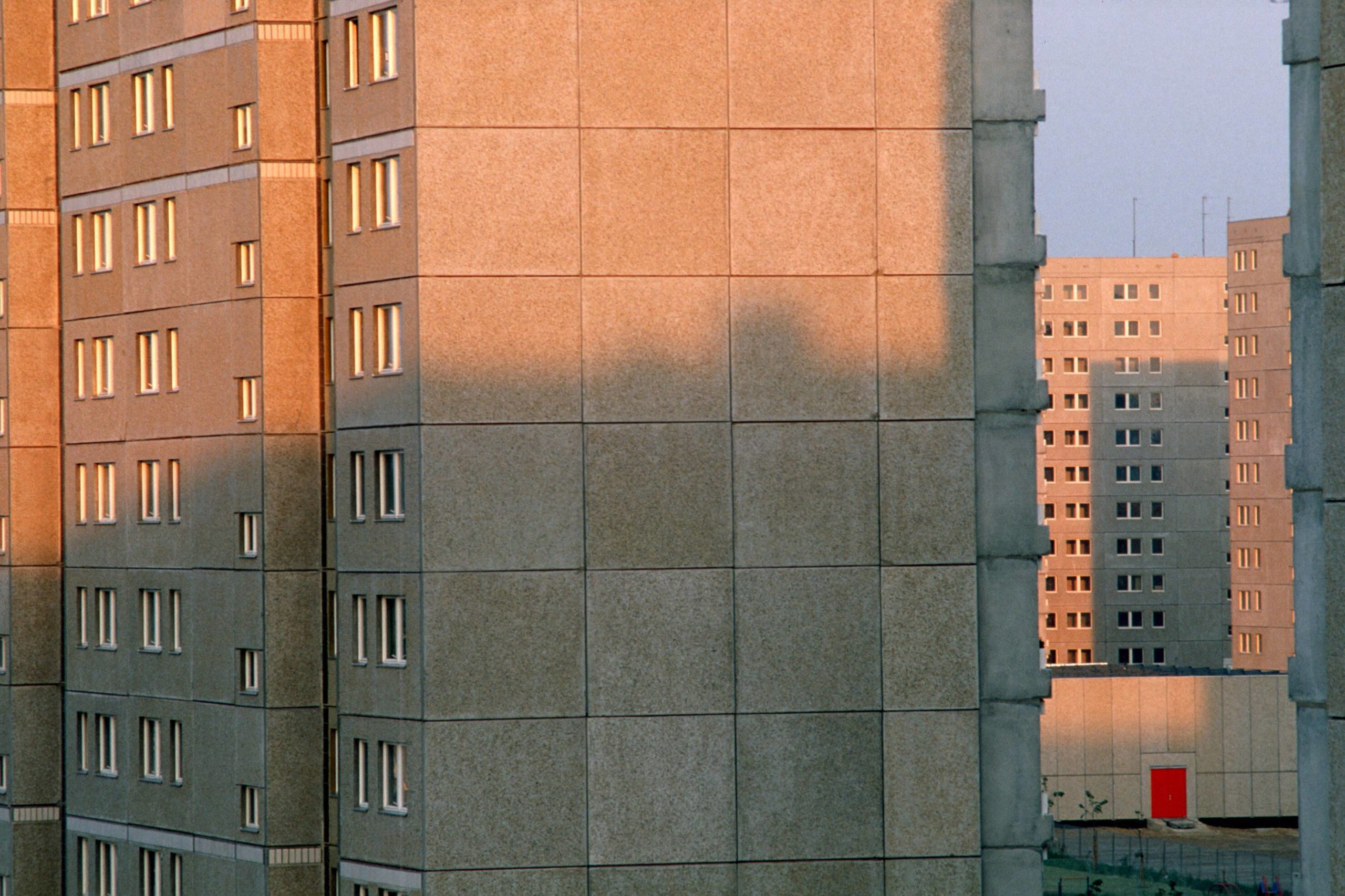 Plattenbauten in der Alten Hellersdorfer Straße, 1990. Foto: Imago/Harald Almonat