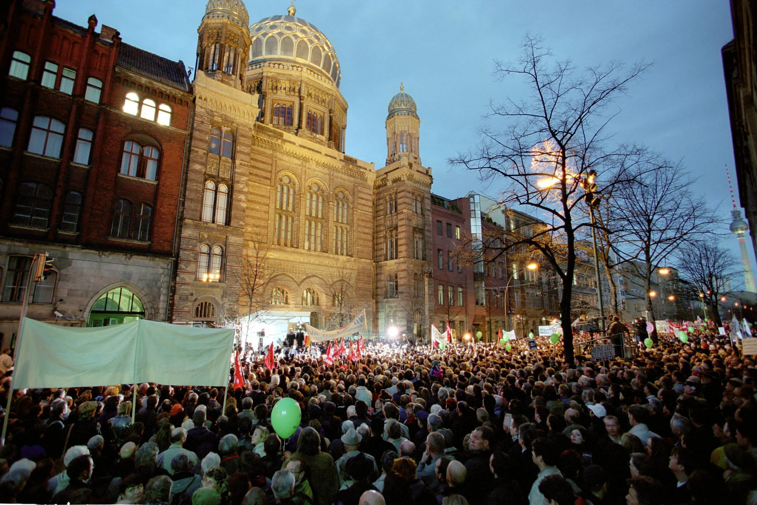 Demonstration gegen Rechtsextremismus in der Oranienburger Straße am 1.1 Dezember 2001. Foto: Imago/Camera4