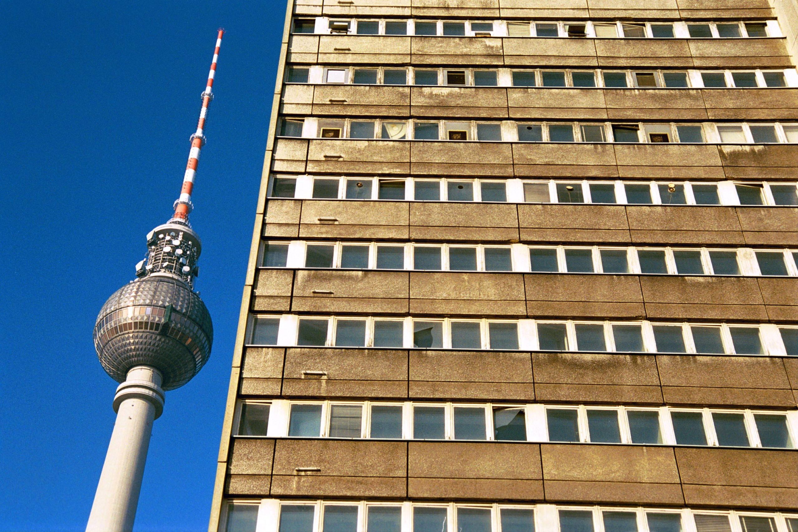Plattenbau in Berlin: Fassade der Berliner Rathauspassagen am Fernsehturm, Mitte. Foto: Imago/Lem