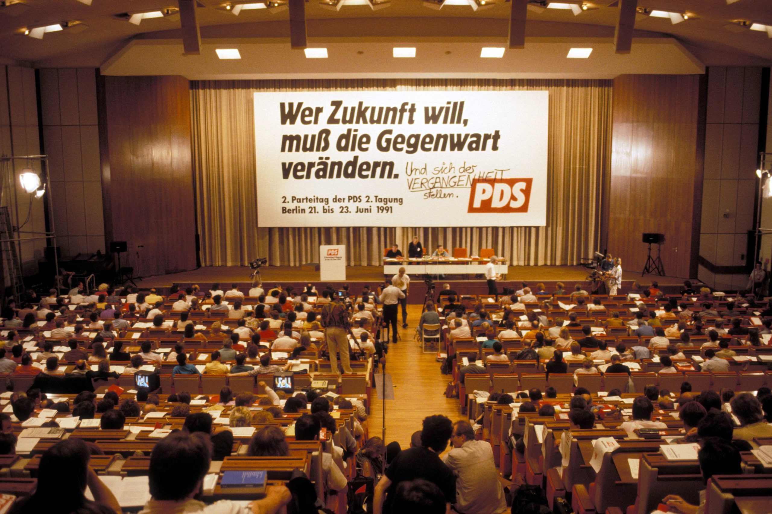 Zweiter Parteitag der PDS unter dem Motto "Wer Zukunft will, muß die Gegenwart verändern", 21. Juni 1991. Foto: Imago/Stana