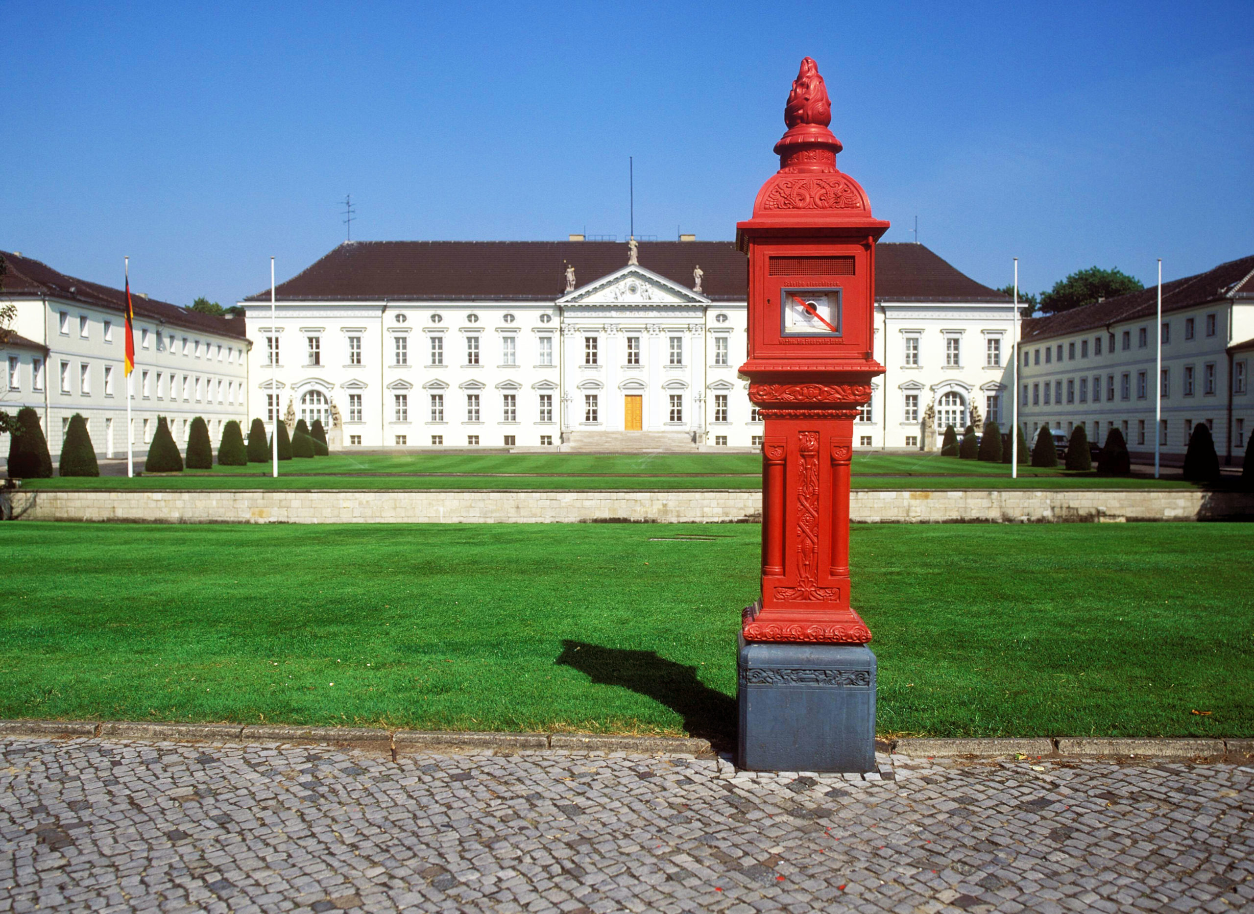 Berlin in Rot: Roter historischer Feuermelder vor dem Schloss Bellevue in Berlin. Foto: Imago/Herb Hardt