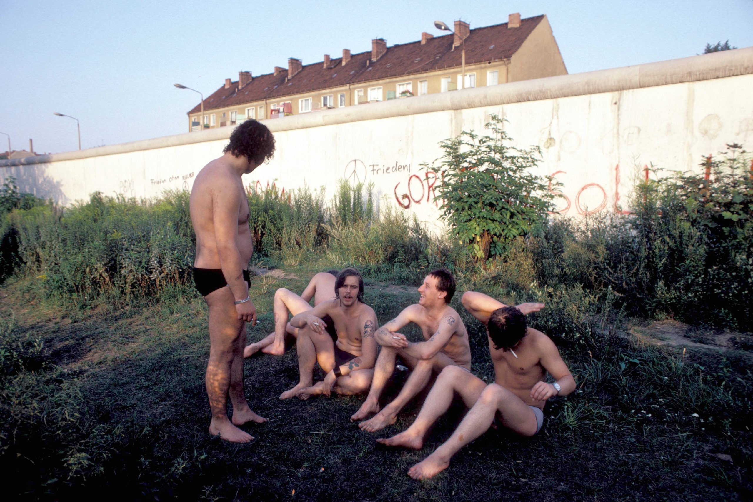 Junge Männer genießen den Sommer am Neuköllner Landwehrkanal, August 1981. Foto: Imago/Günter Schneider