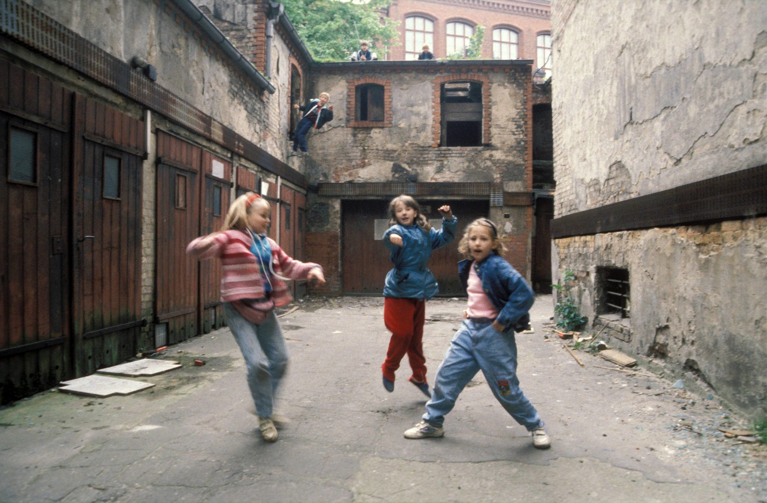 Kinder spielen in einem Hinterhof in Prenzlauer Berg. Foto: Imago/Werner Schulze