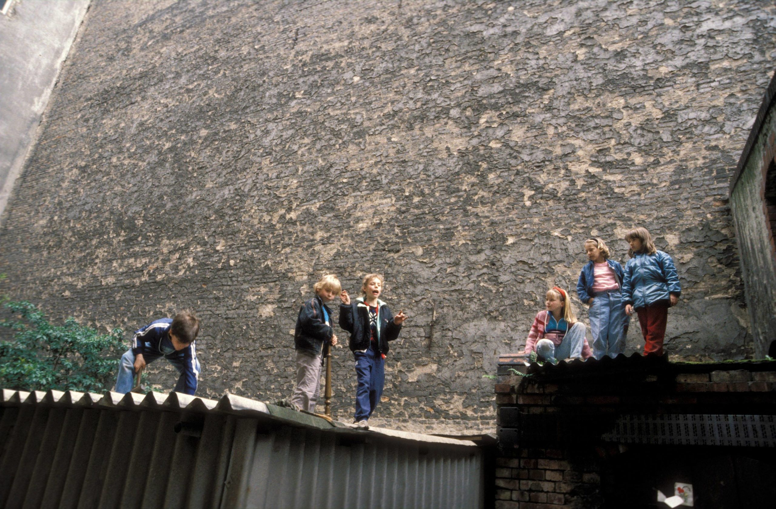 Brandwände in Berlin: Kinder spielen in einem Hinterhof in Prenzlauer Berg, 1991. Foto: Imago/Werner Schulze