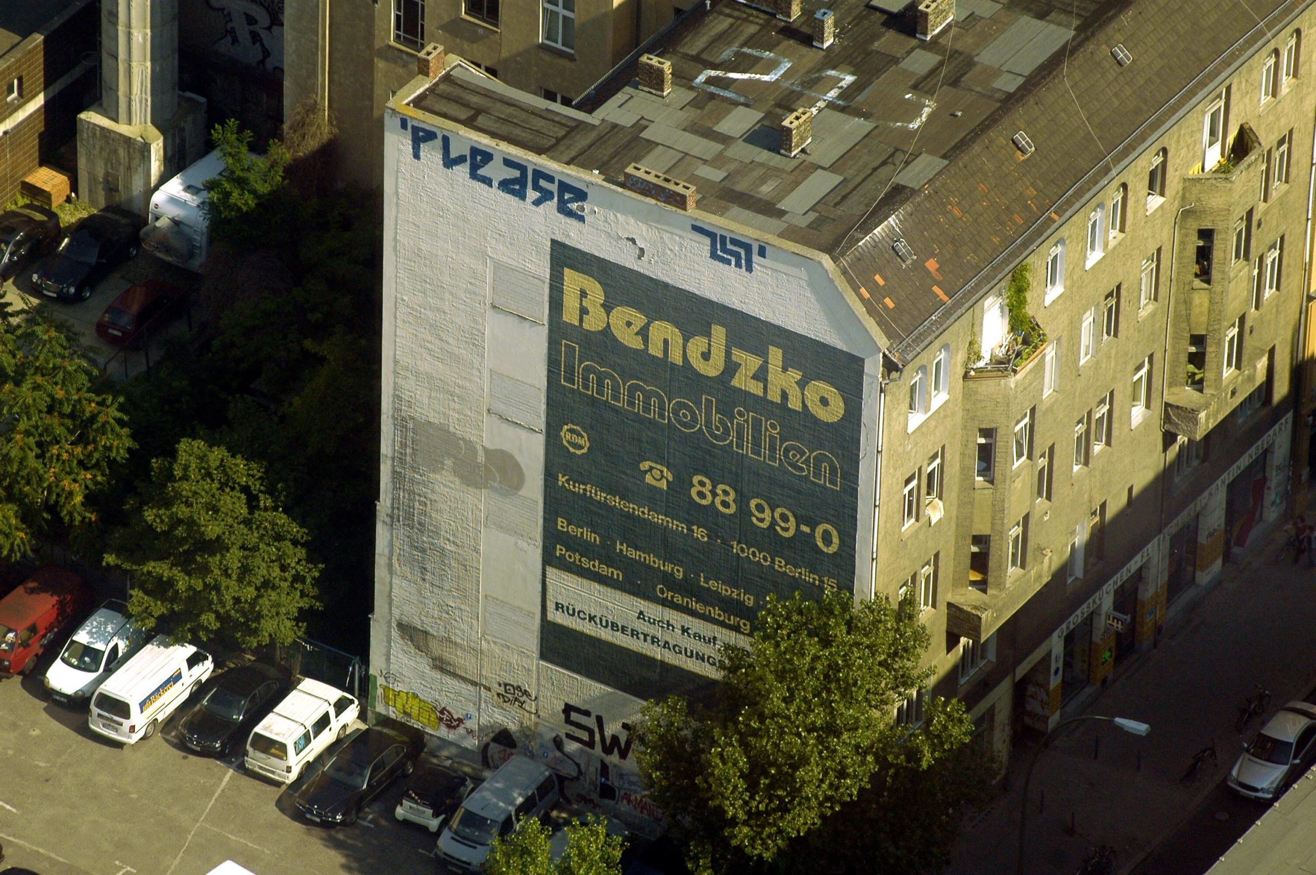 Bendzko-Immobilien-Werbung an der Brandmauer eines Wohnhauses in Berlin. Foto: Imago/Schöning