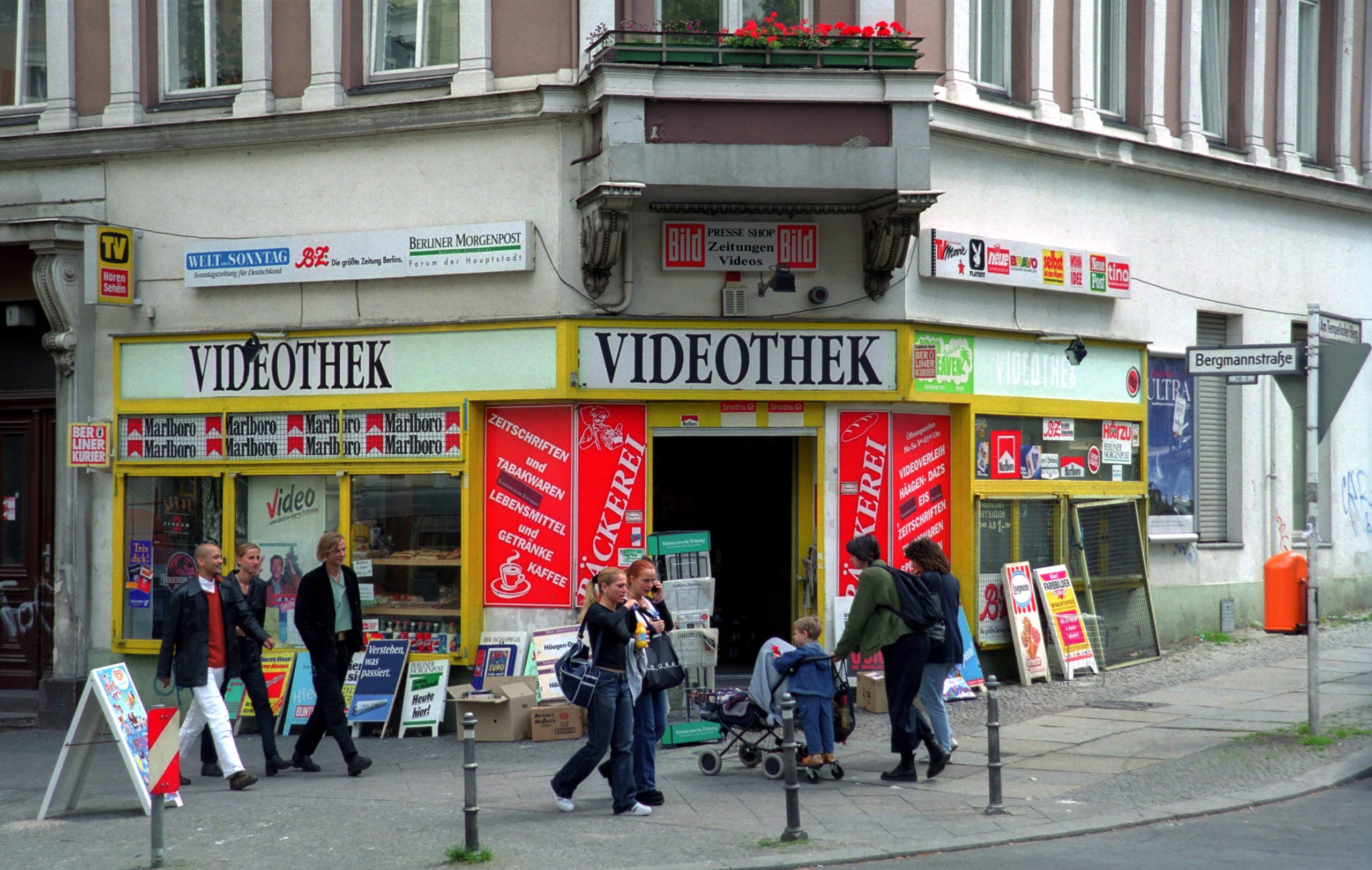 Videotheken in Berlin: Videothek an der Bergmannstraße in Kreuzberg, 1999. Foto: Imago/Lem