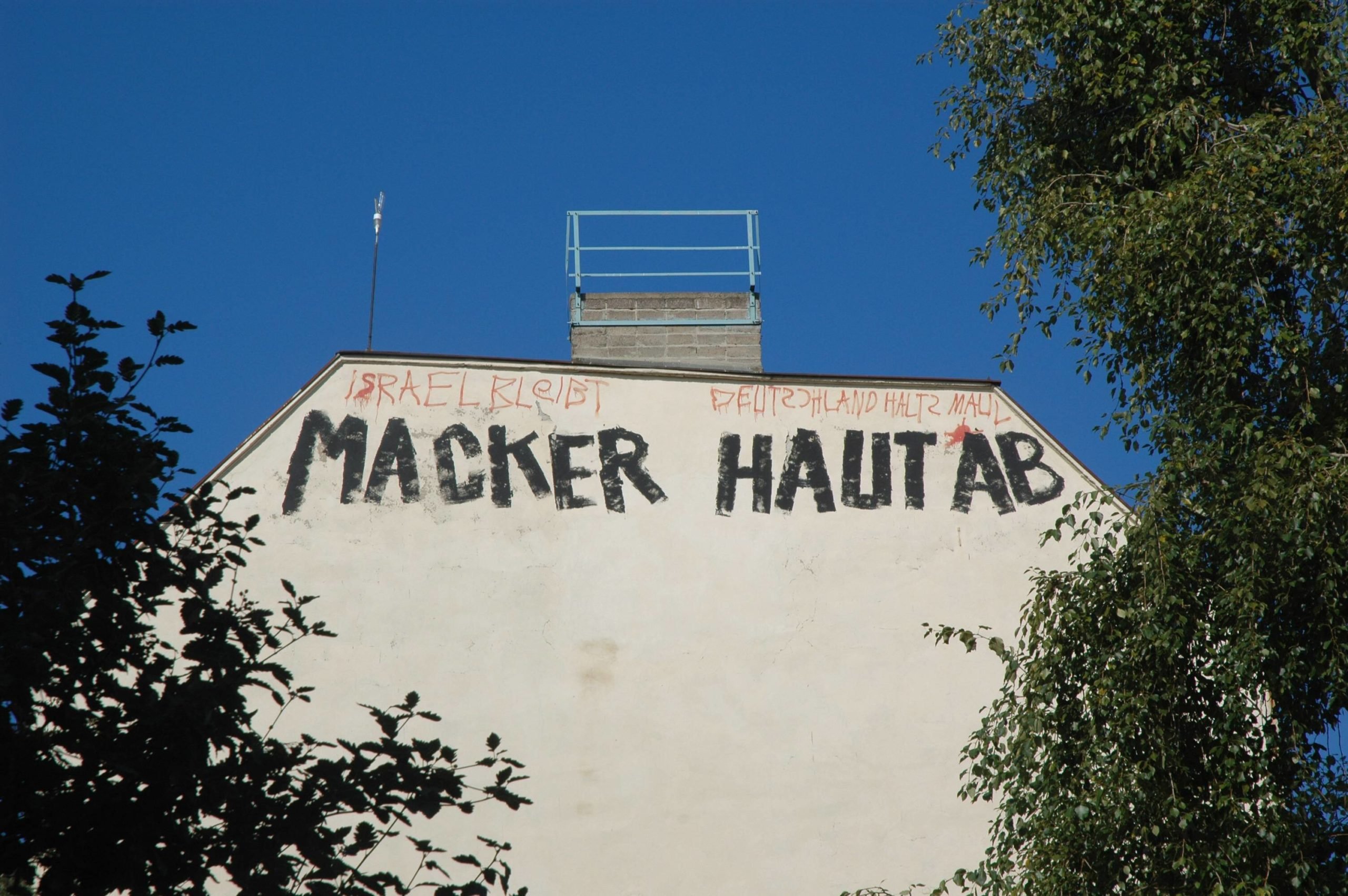"Macker haut ab" – Parole an einer Brandwand in Friedrichshain. Foto: Imago/Steinach