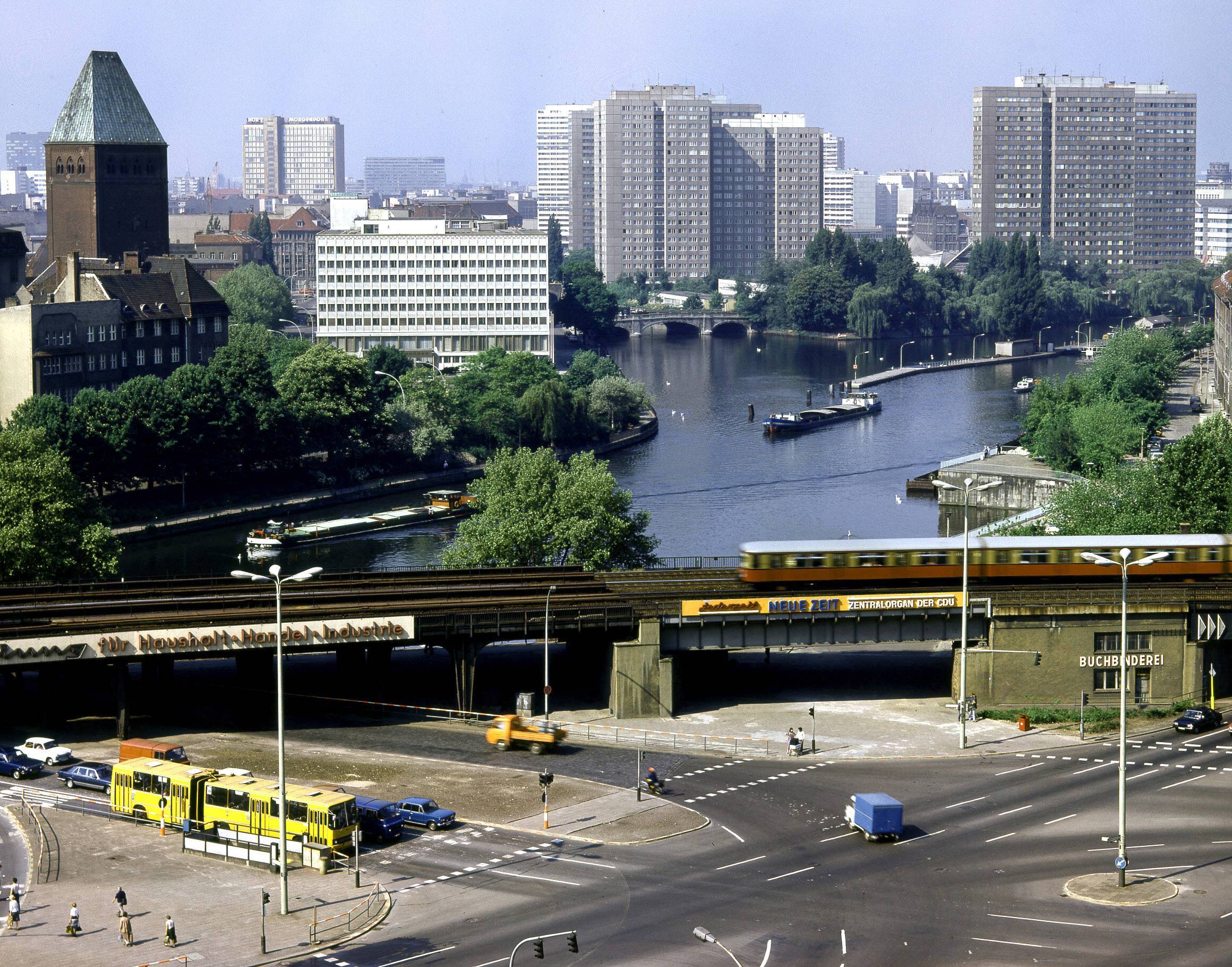 Kreuzung am S-Bahnhof Jannowitzbrücke. Foto: Imago/NBL Bildarchiv