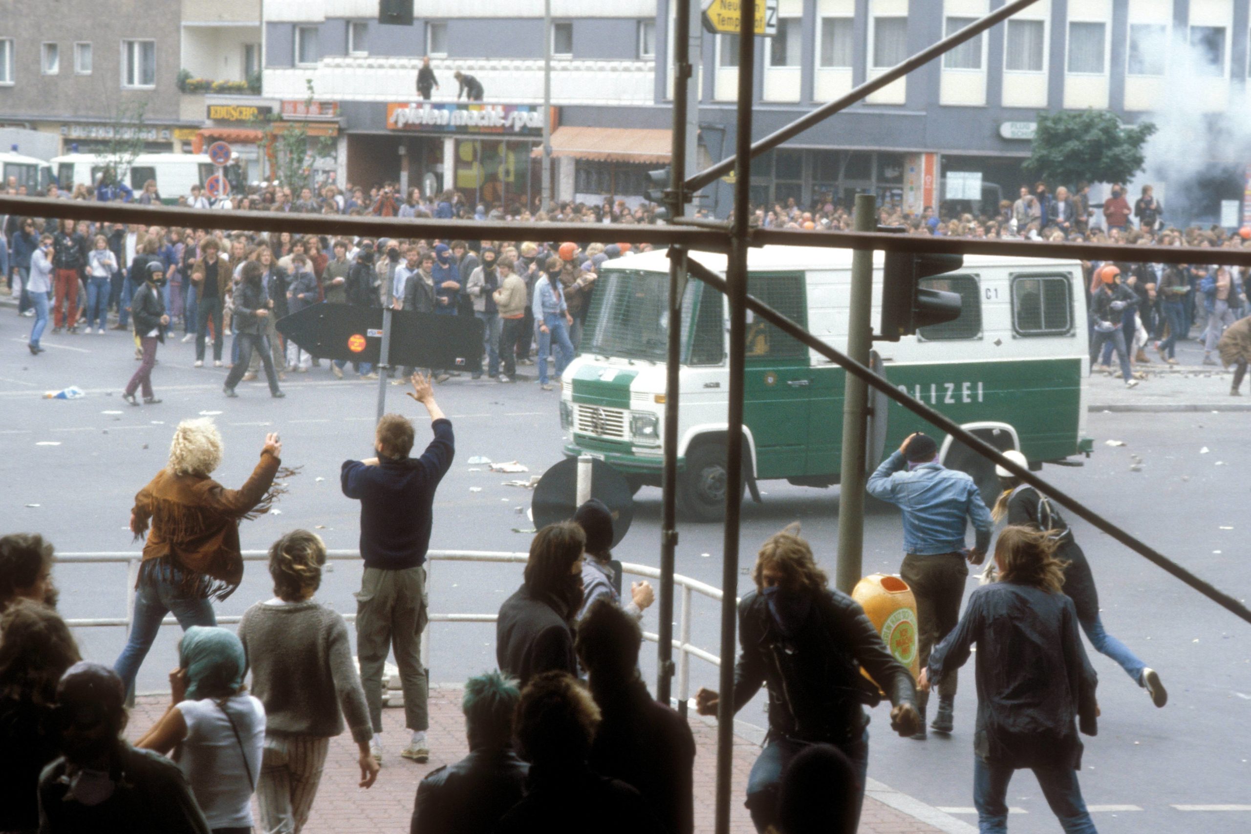 Straßenschlacht während einer Demonstration in West-Berlin, Juni 1981. Foto: Imago/Sven Simon