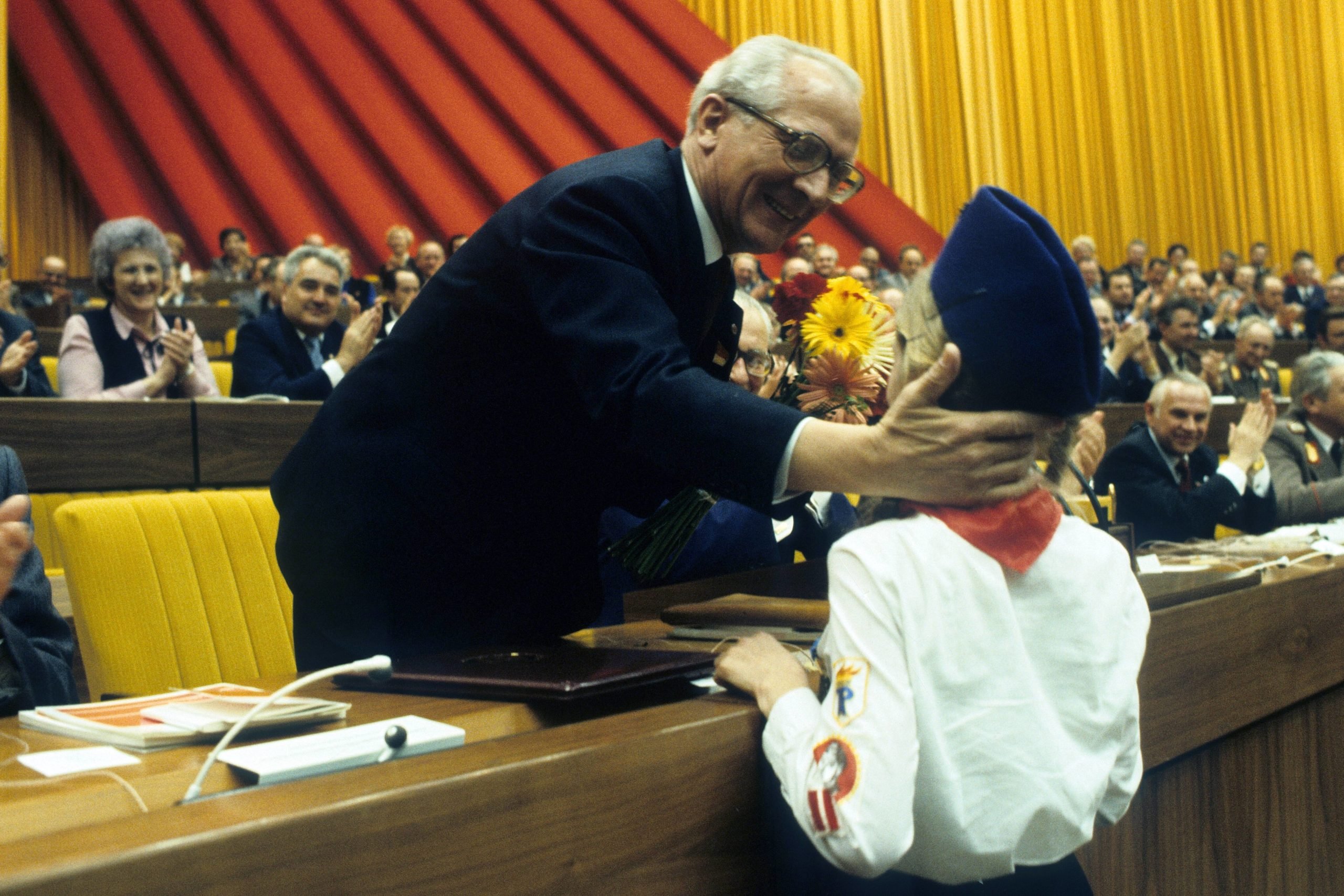 Staatsratsvorsitzender Erich Honecker streichelt eine Thälmann-Pionierin zum X. Parteitag der SED, April 1981. Foto: Imago/Werner Schulze
