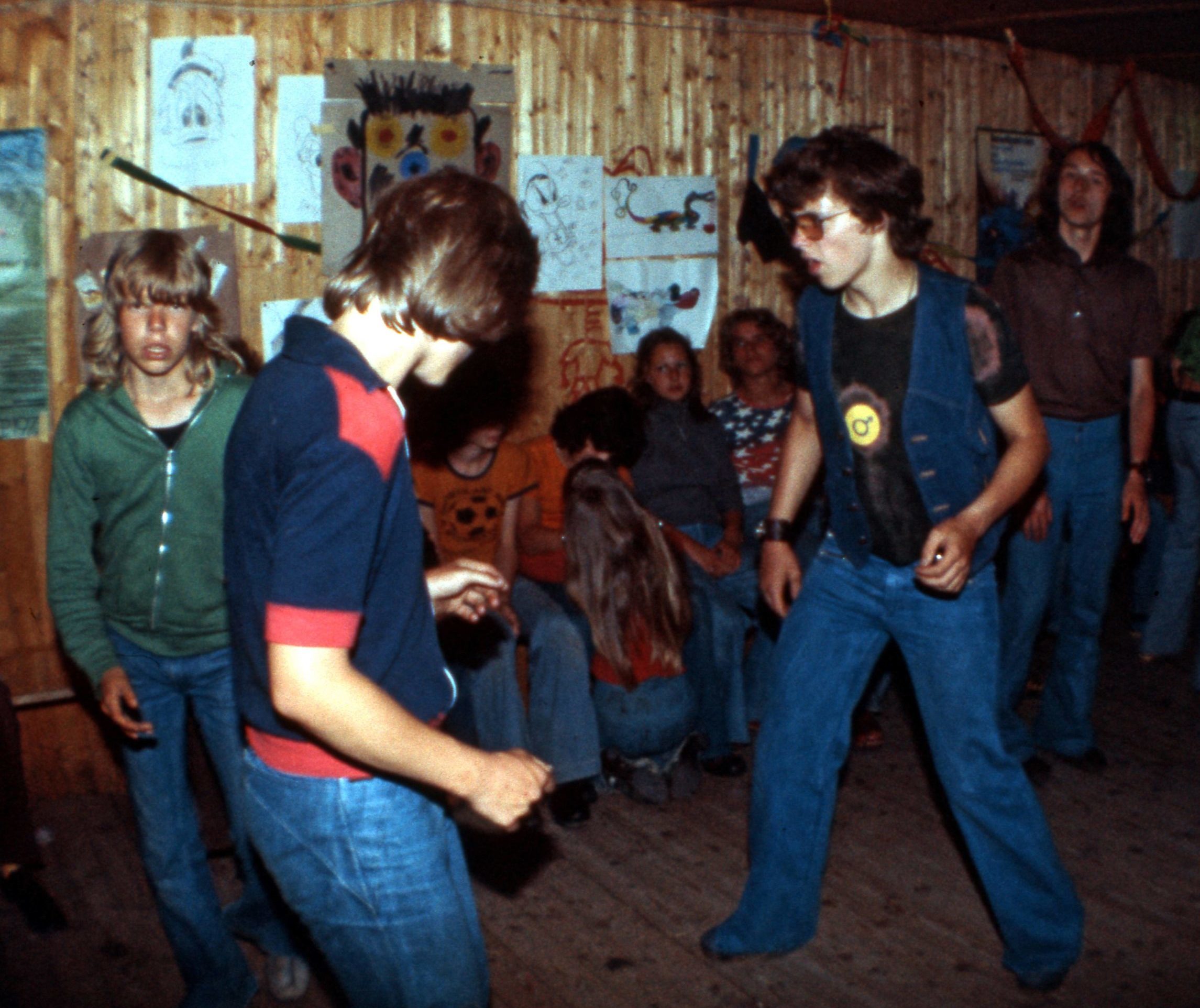 Jugendliche bei einem Fest in einem Partykeller, Oktober 1971. Foto: Imago/Gerhard Leber