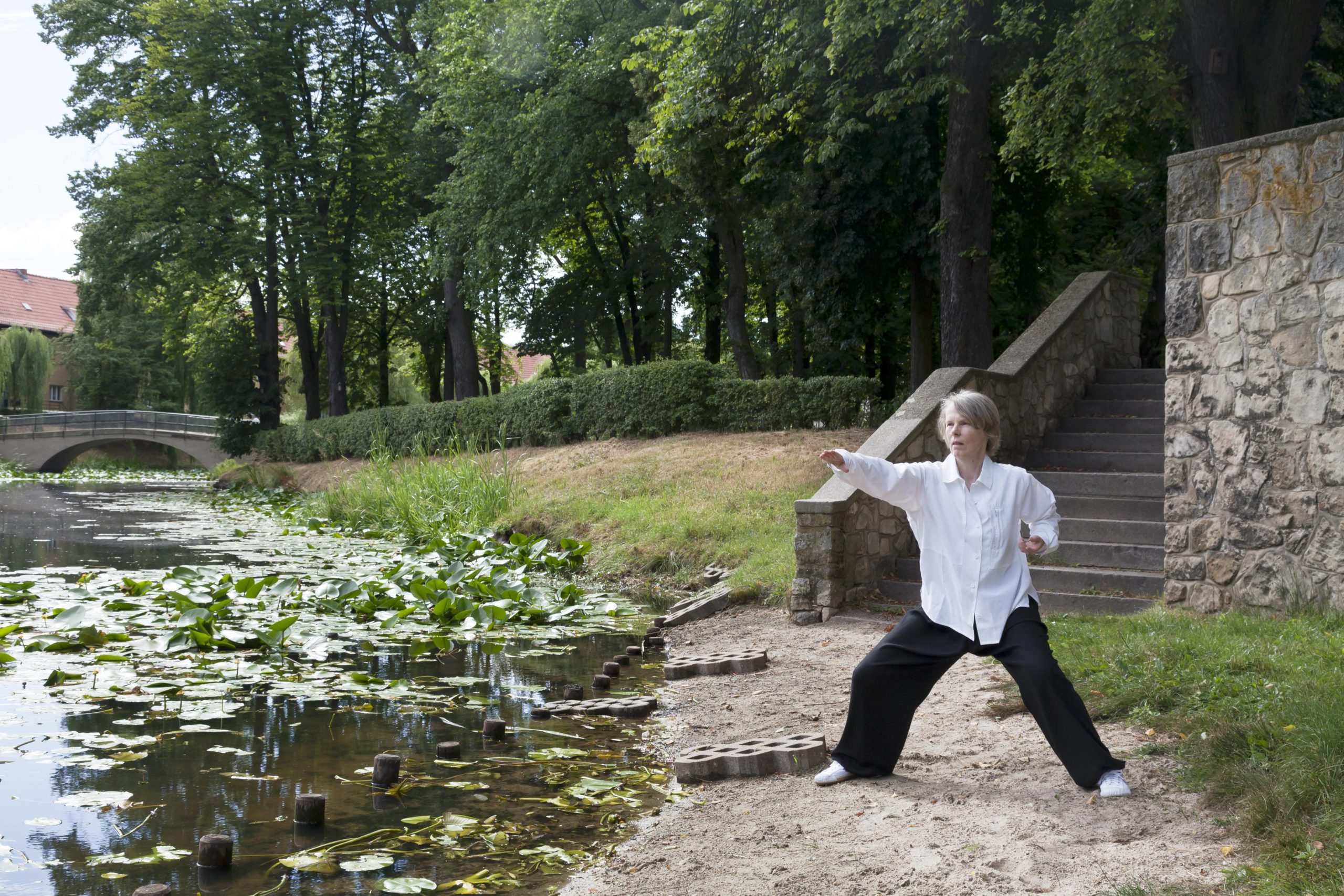 Anna Elisa Heine in einer Qi Gong Übung im Lindenhof in Schöneberg. Foto: Imago/Imagebroker